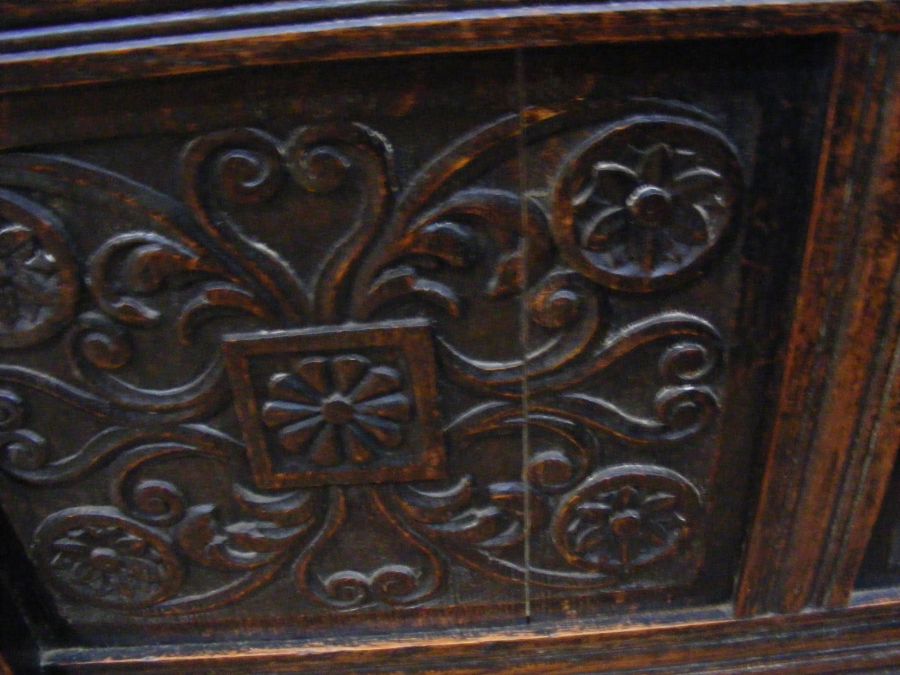 An antique carved oak settle with hinged seat - Image 2 of 5