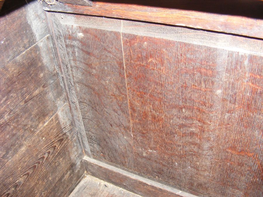 An antique carved oak settle with hinged seat - Image 4 of 5