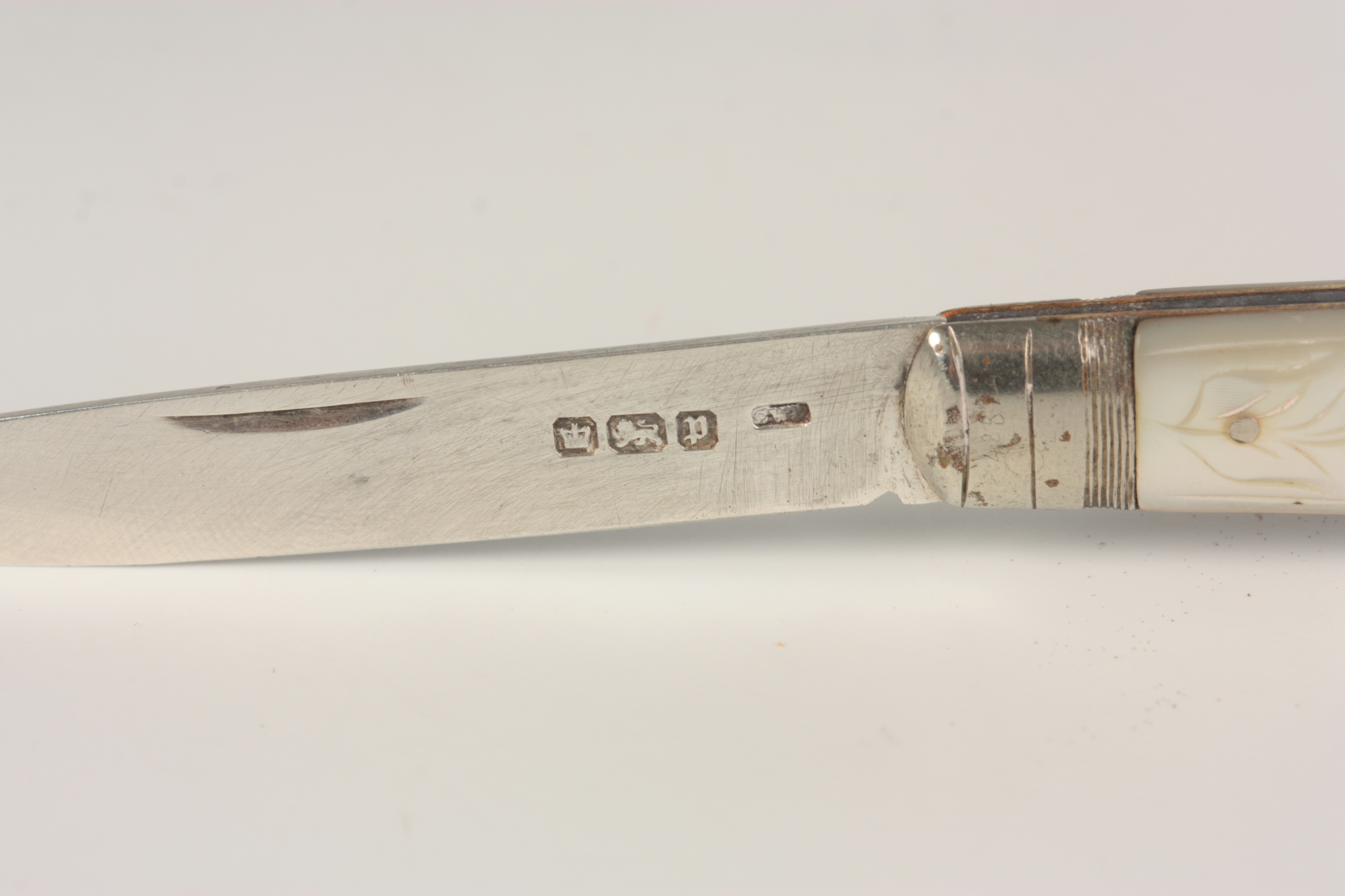 THREE PIECES OF SILVER INCLUDING A SILVER BLADE FRUIT KNIFE WITH MOTHER OF PEARL HANDLE 13cm overall - Image 7 of 8
