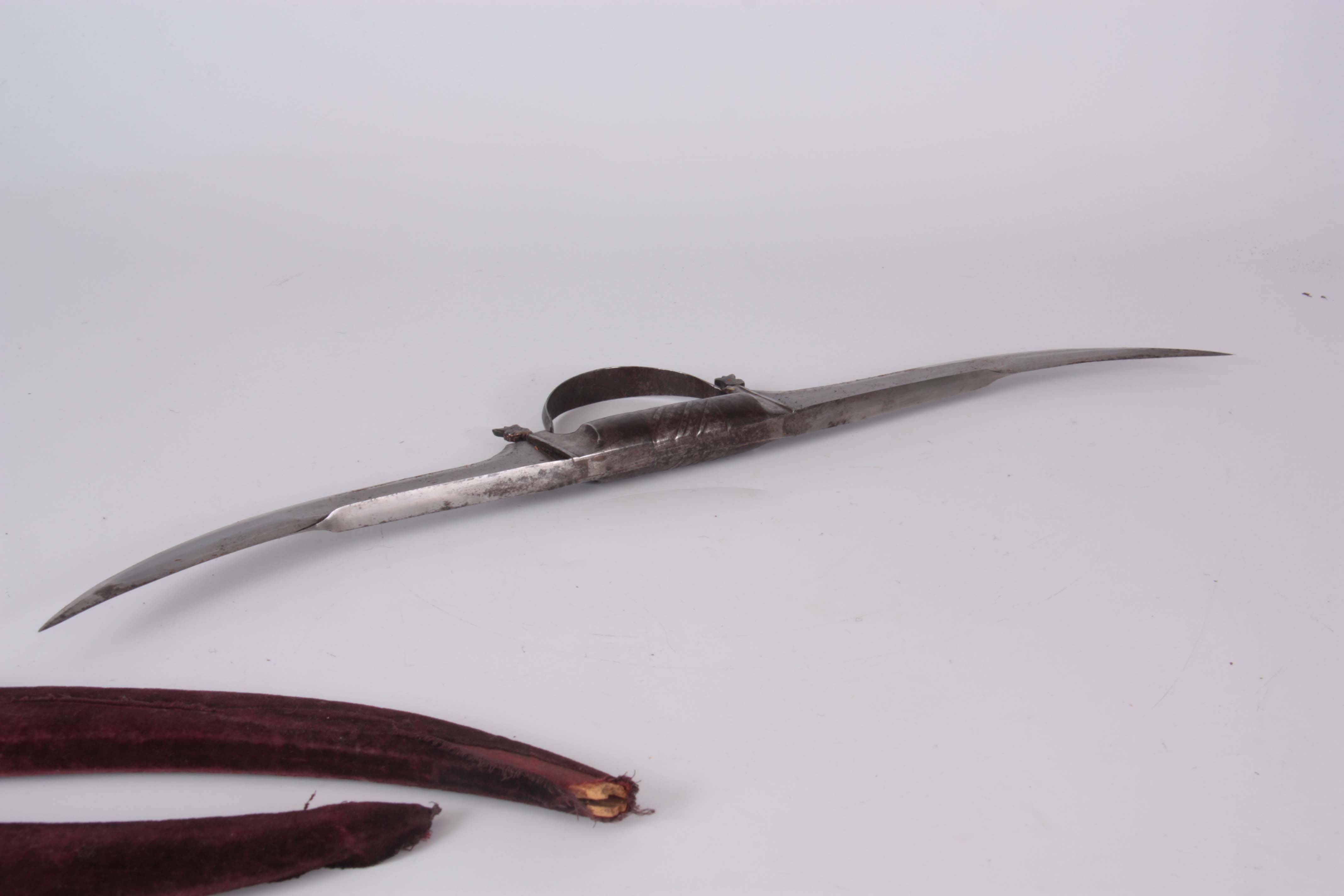 A RARE 18TH CENTURY RAJPUT DOUBLE DAGGER, HALADIE having two 9" curved steel blades joined by a - Image 4 of 8