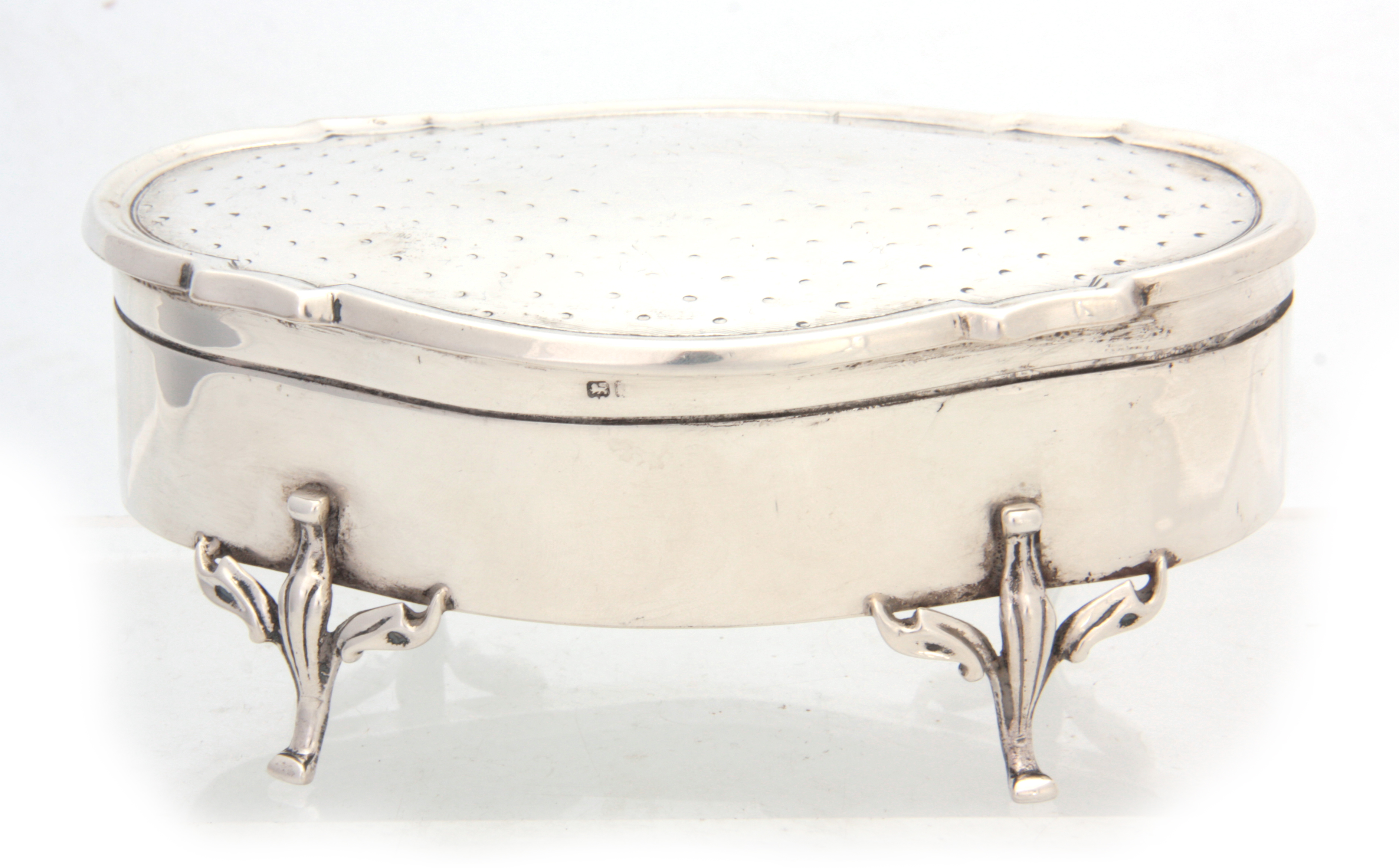 A GEORGE V LARGE SHAPED OVAL SILVER JEWELLERY CASKET with decorated top and lined interior raised on