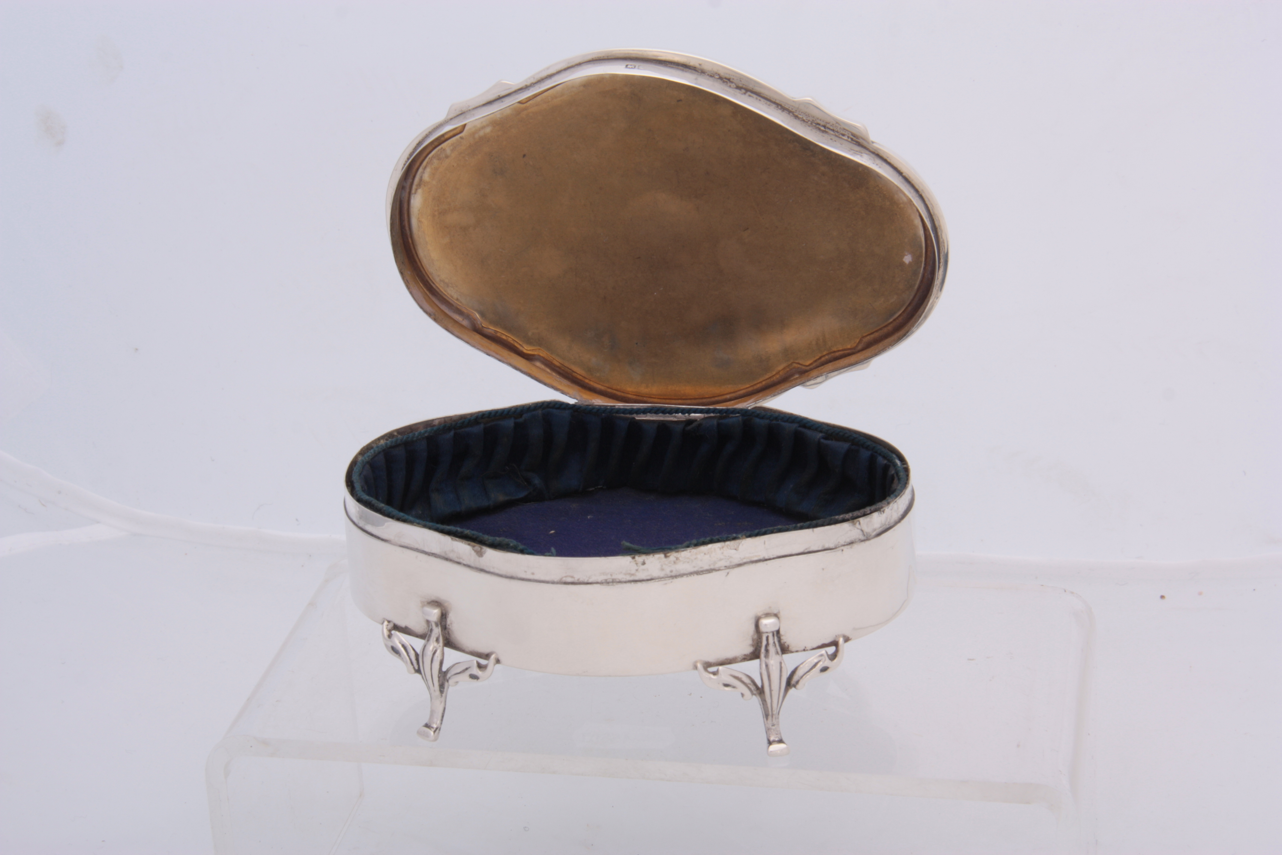 A GEORGE V LARGE SHAPED OVAL SILVER JEWELLERY CASKET with decorated top and lined interior raised on - Image 3 of 4