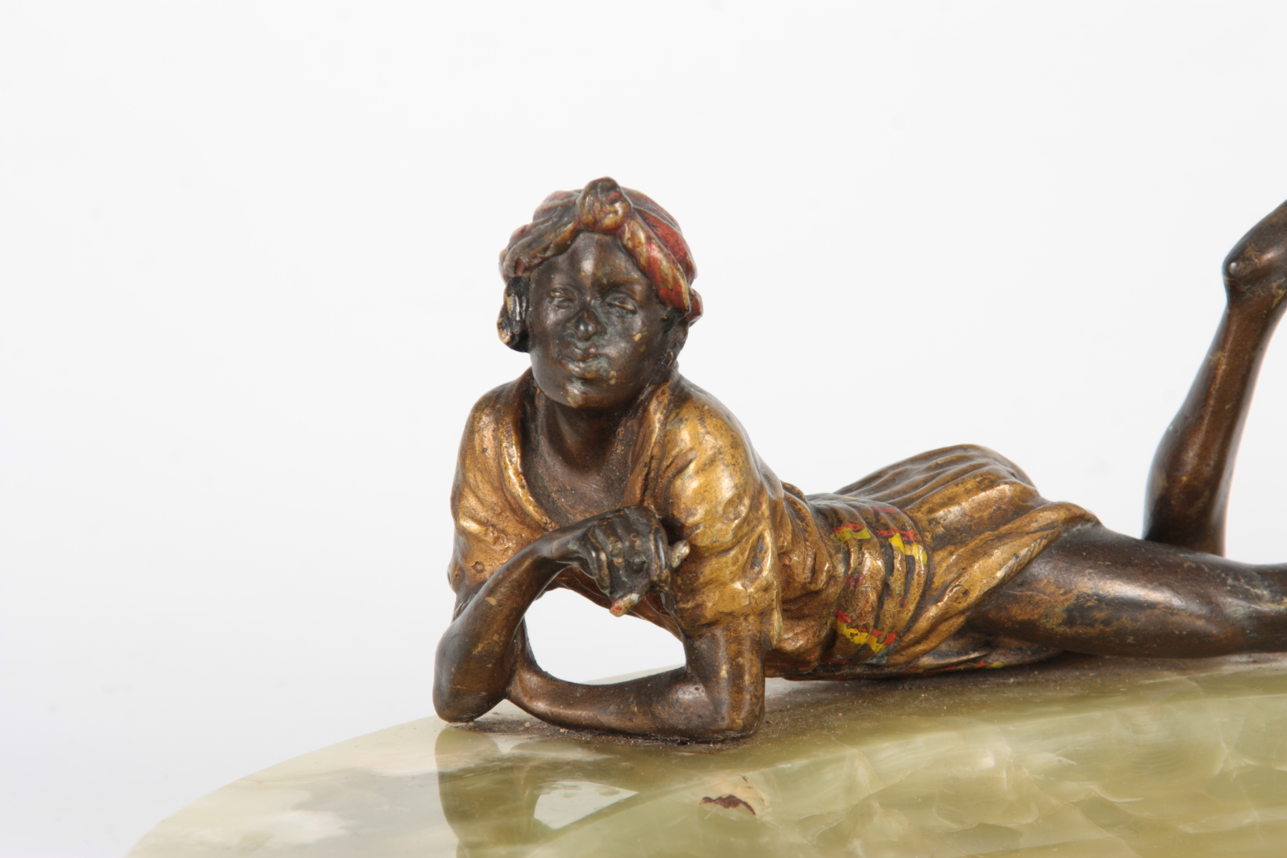 AN EARLY 20TH CENTURY COLD PAINTED BRONZE MOUNTED ONYX DESK TIDY the bronze depicting a young boy - Image 2 of 5