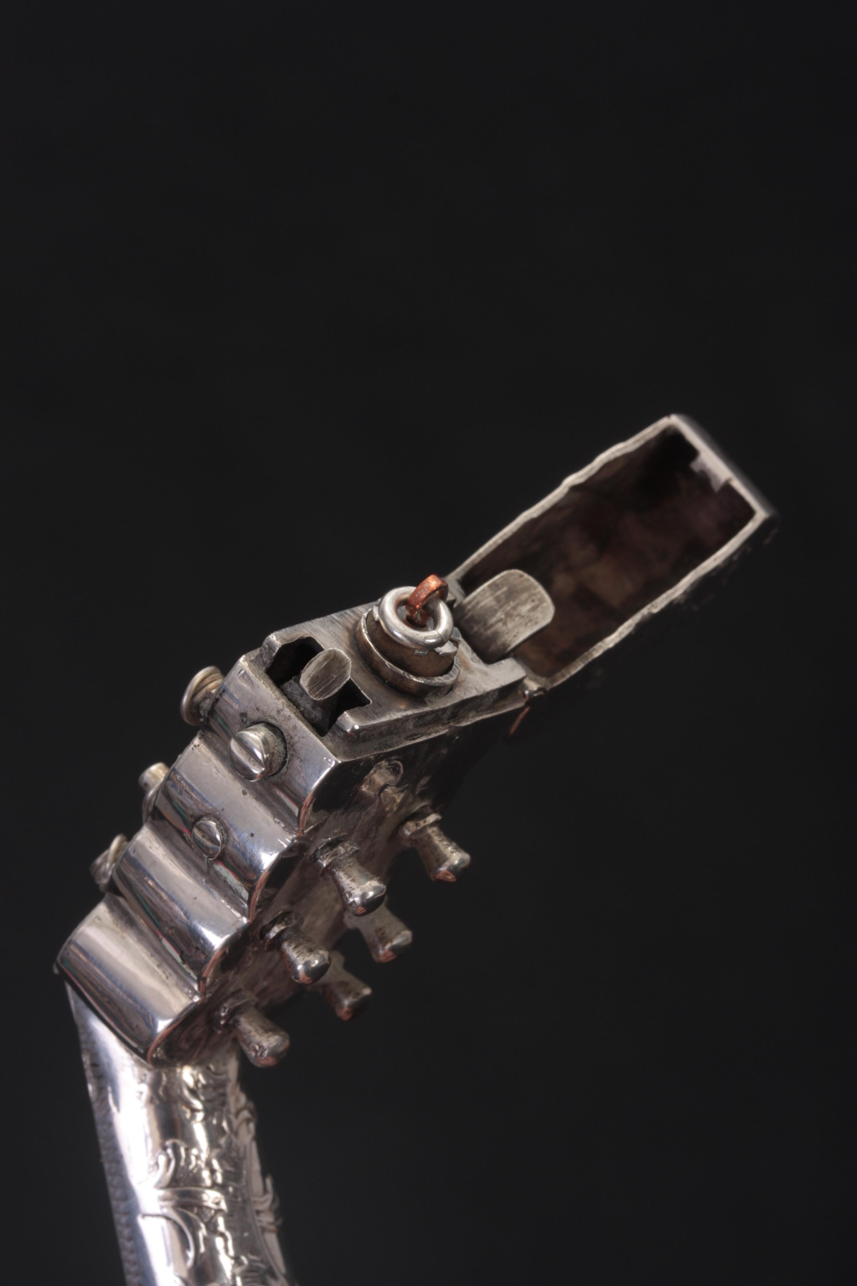A 19TH CENTURY CONTINENTAL SILVER MANDOLIN WITH INTEGRATED SCENT BOTTLE TO THE TOP finely embossed - Image 4 of 5