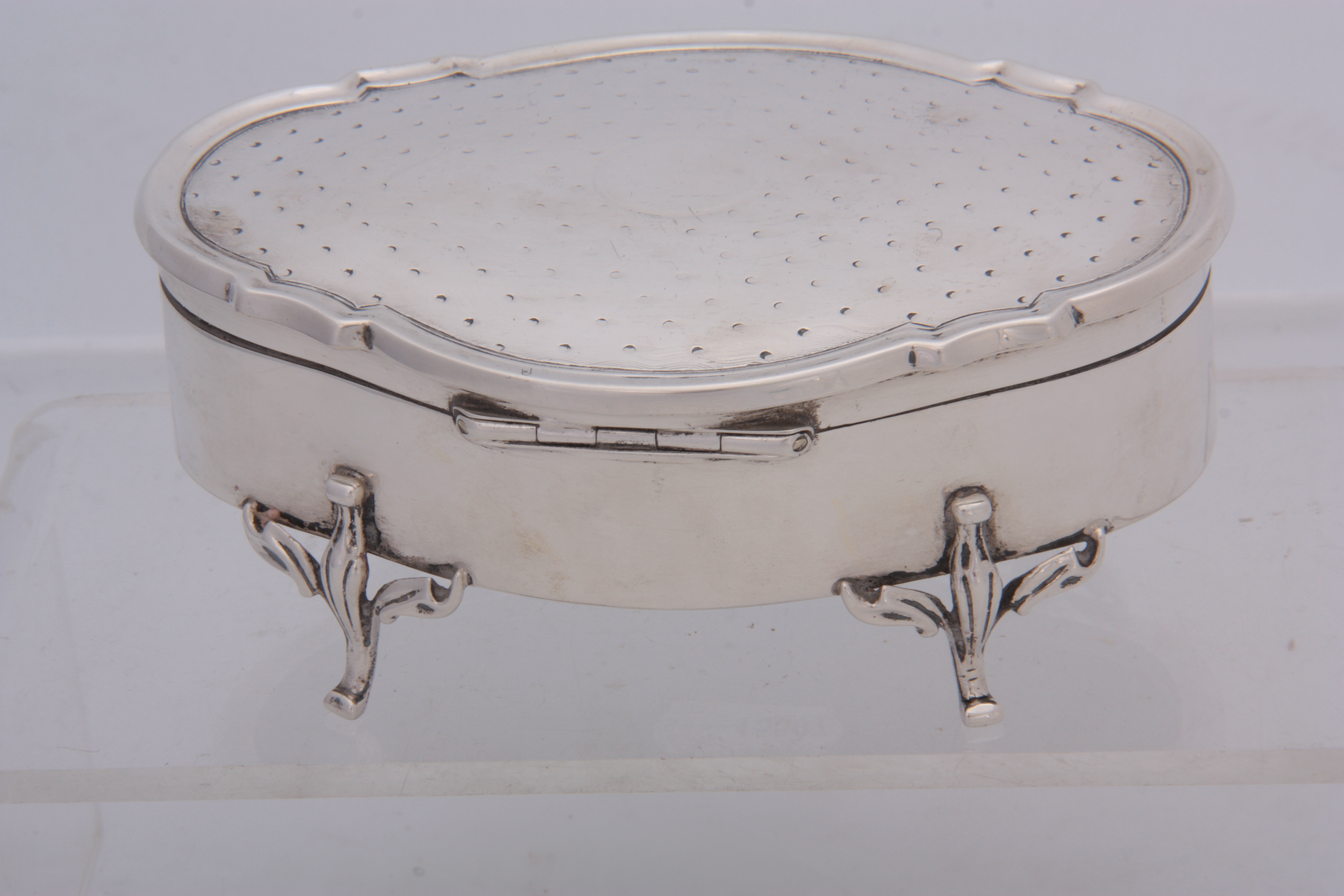 A GEORGE V LARGE SHAPED OVAL SILVER JEWELLERY CASKET with decorated top and lined interior raised on - Image 2 of 4