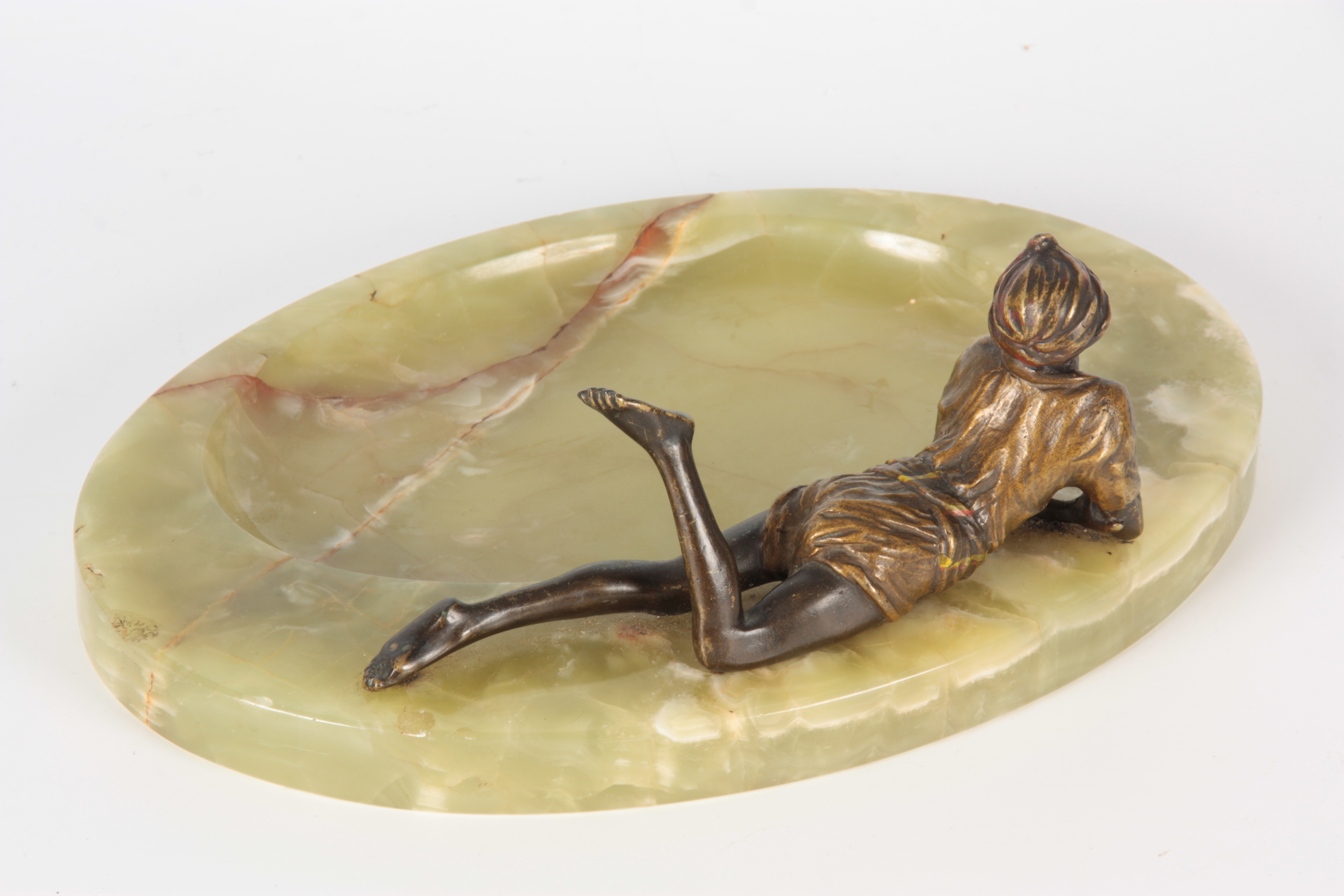 AN EARLY 20TH CENTURY COLD PAINTED BRONZE MOUNTED ONYX DESK TIDY the bronze depicting a young boy - Image 5 of 5