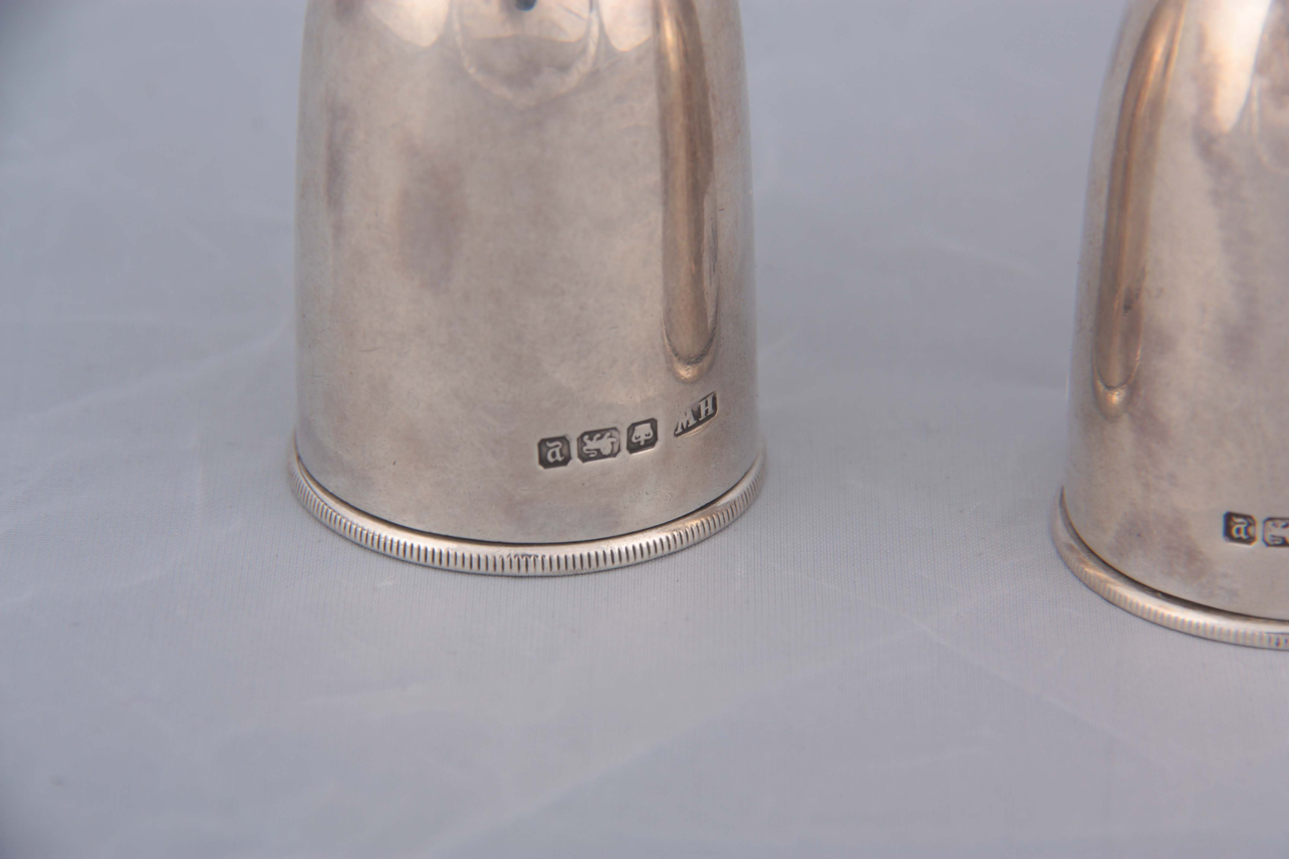 A PAIR OF GEORGE V BULLET SHAPED SILVER SALT AND PEPPER SHAKERS with knurl-edged removable caps - Image 3 of 3