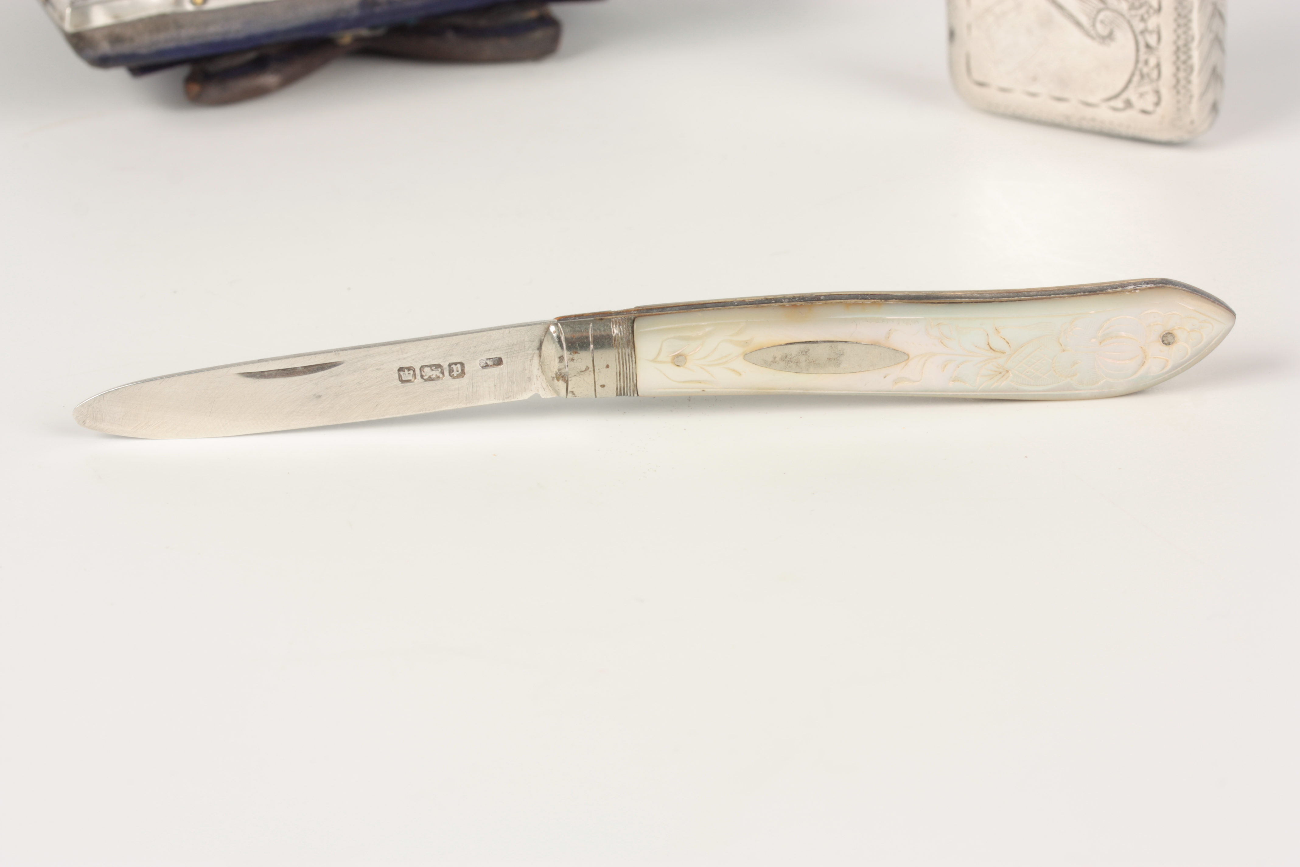THREE PIECES OF SILVER INCLUDING A SILVER BLADE FRUIT KNIFE WITH MOTHER OF PEARL HANDLE 13cm overall - Image 6 of 8