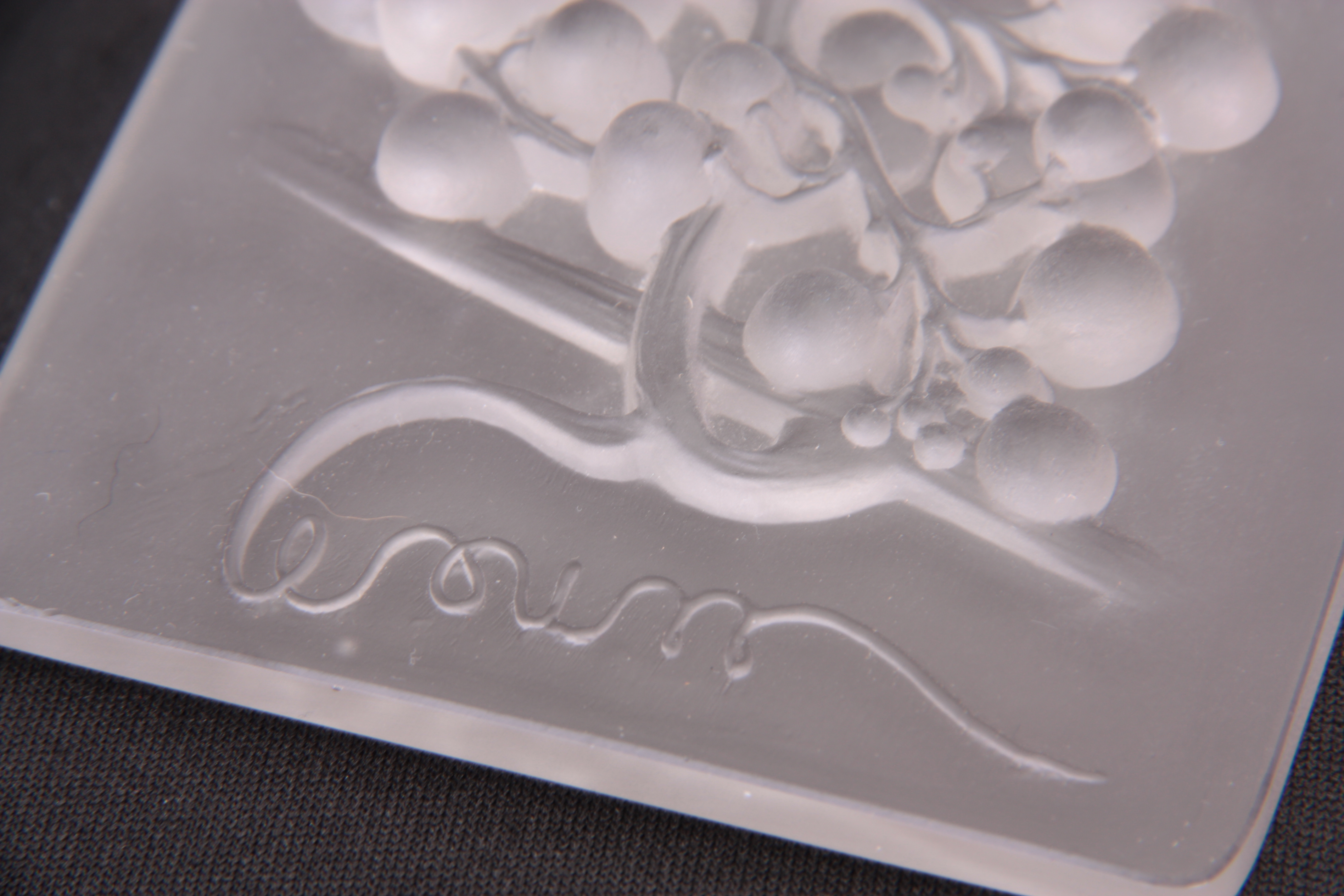 AN R LALIQUE OPALESCENT MENU PLAQUE 'RAISIN MUSCAT' Circa 1924 moulded in high relief with a hanging - Image 3 of 4