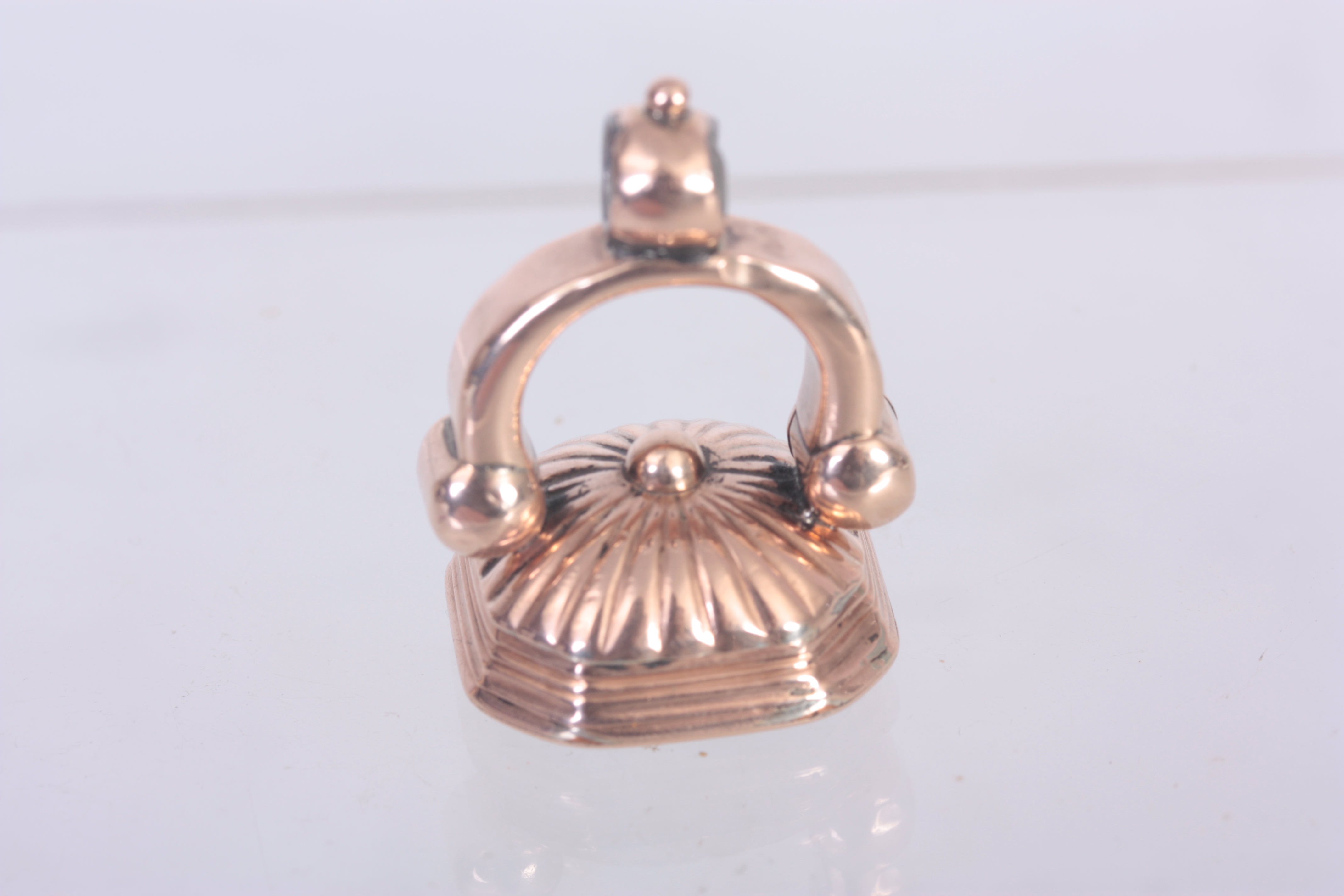 A 19TH CENTURY YELLOW GOLD AND ROCK CRYSTAL FOB SEAL with fluted rounded top and cut crested - Image 3 of 3