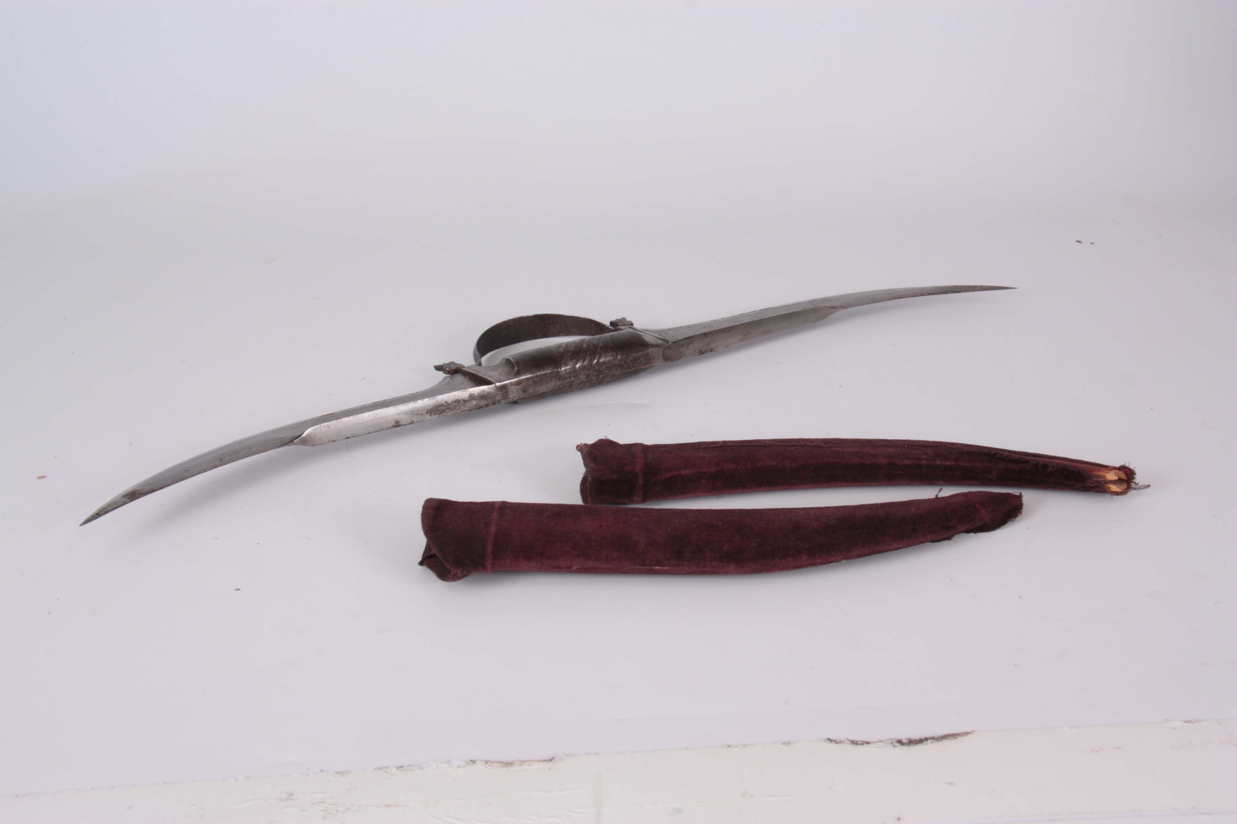 A RARE 18TH CENTURY RAJPUT DOUBLE DAGGER, HALADIE having two 9" curved steel blades joined by a - Image 5 of 8