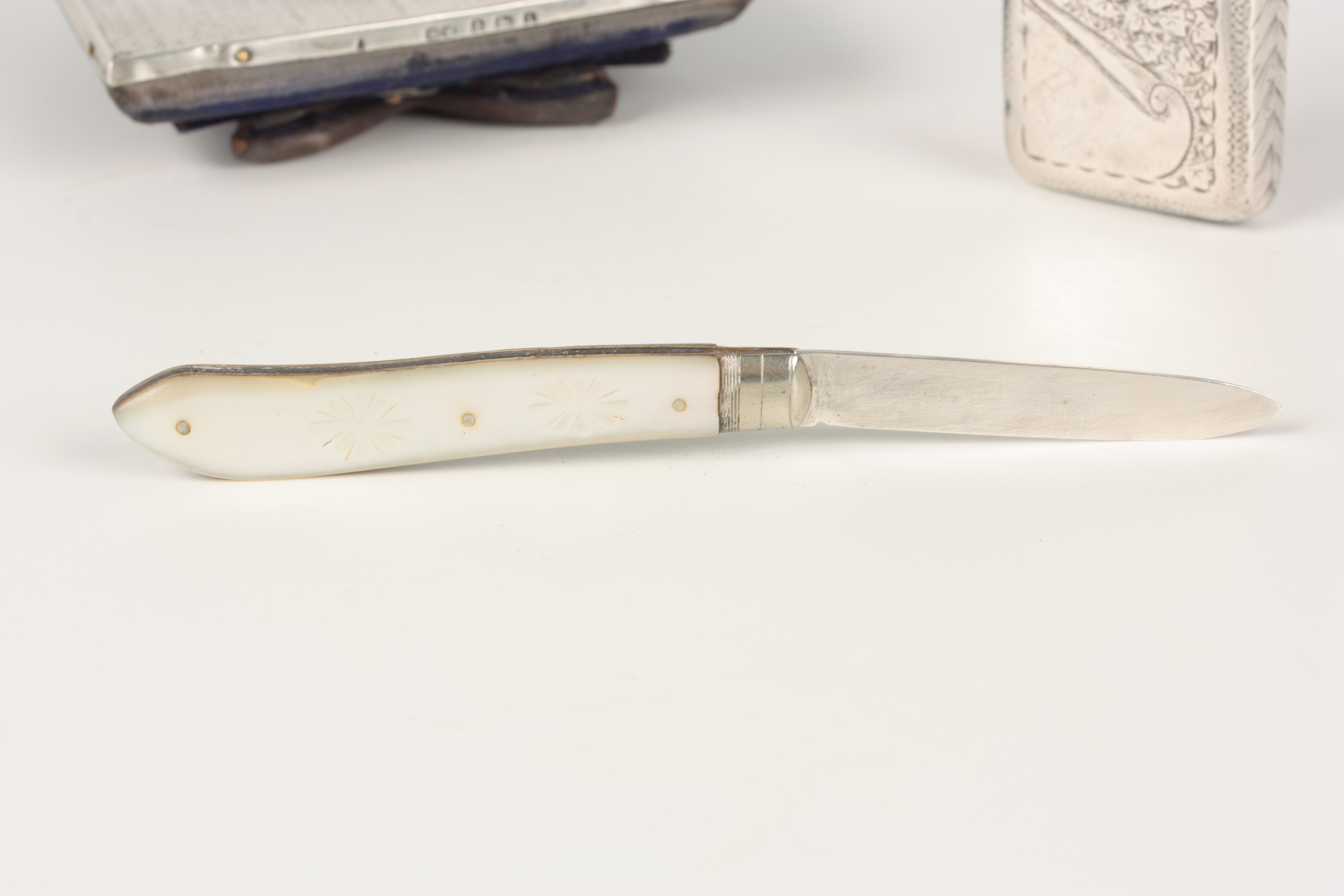 THREE PIECES OF SILVER INCLUDING A SILVER BLADE FRUIT KNIFE WITH MOTHER OF PEARL HANDLE 13cm overall - Image 8 of 8