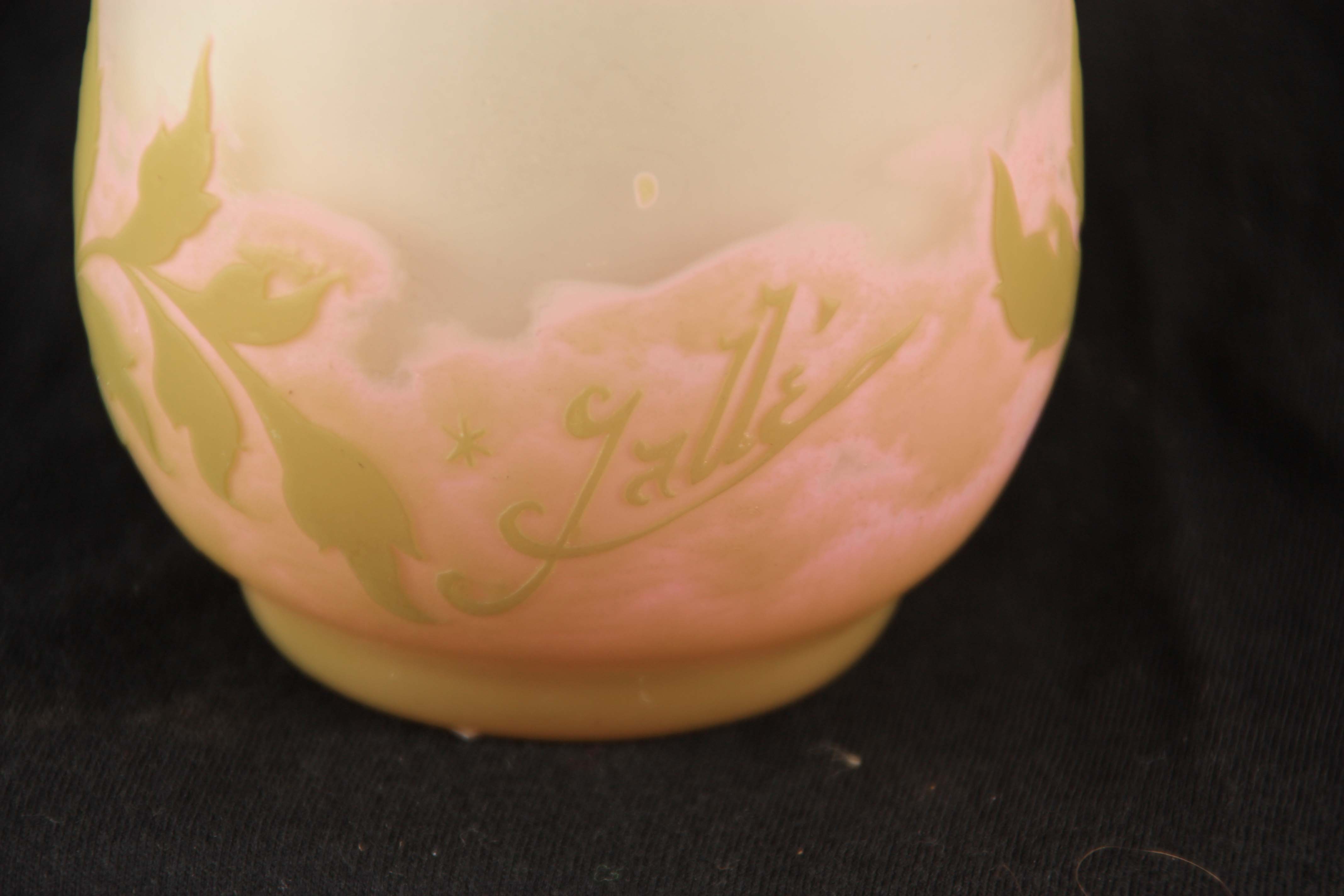 GALLE. AN EARLY 20TH CENTURY GLASS CAMEO VASE of tapering form with floral overlays and raised - Image 4 of 4