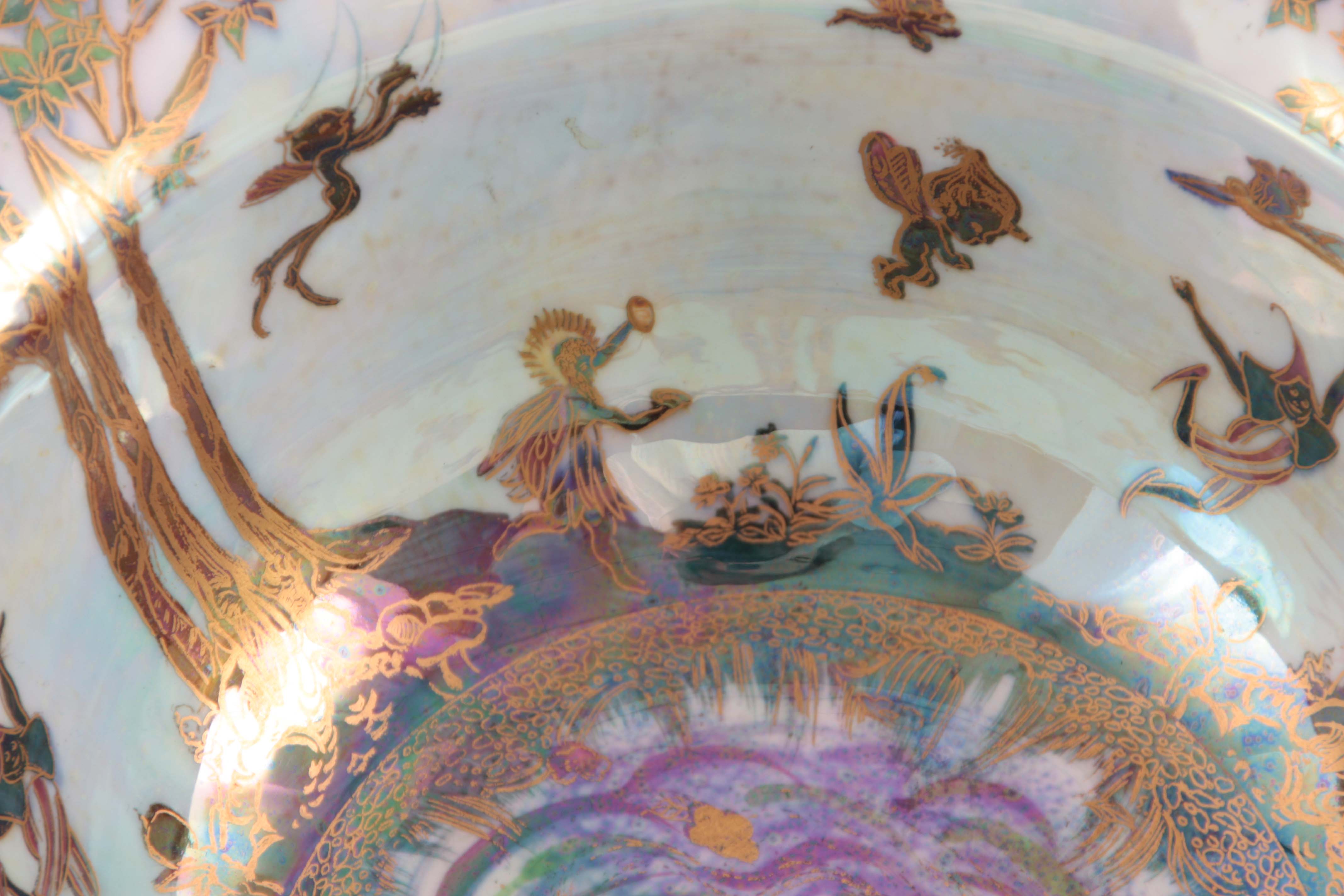 A FINE WEDGWOOD FAIRYLAND LUSTRE FOOTED BOWL WITH EVERTED RIM AFTER DESIGNS BY DAISY MAKEIG JONES - Image 5 of 7