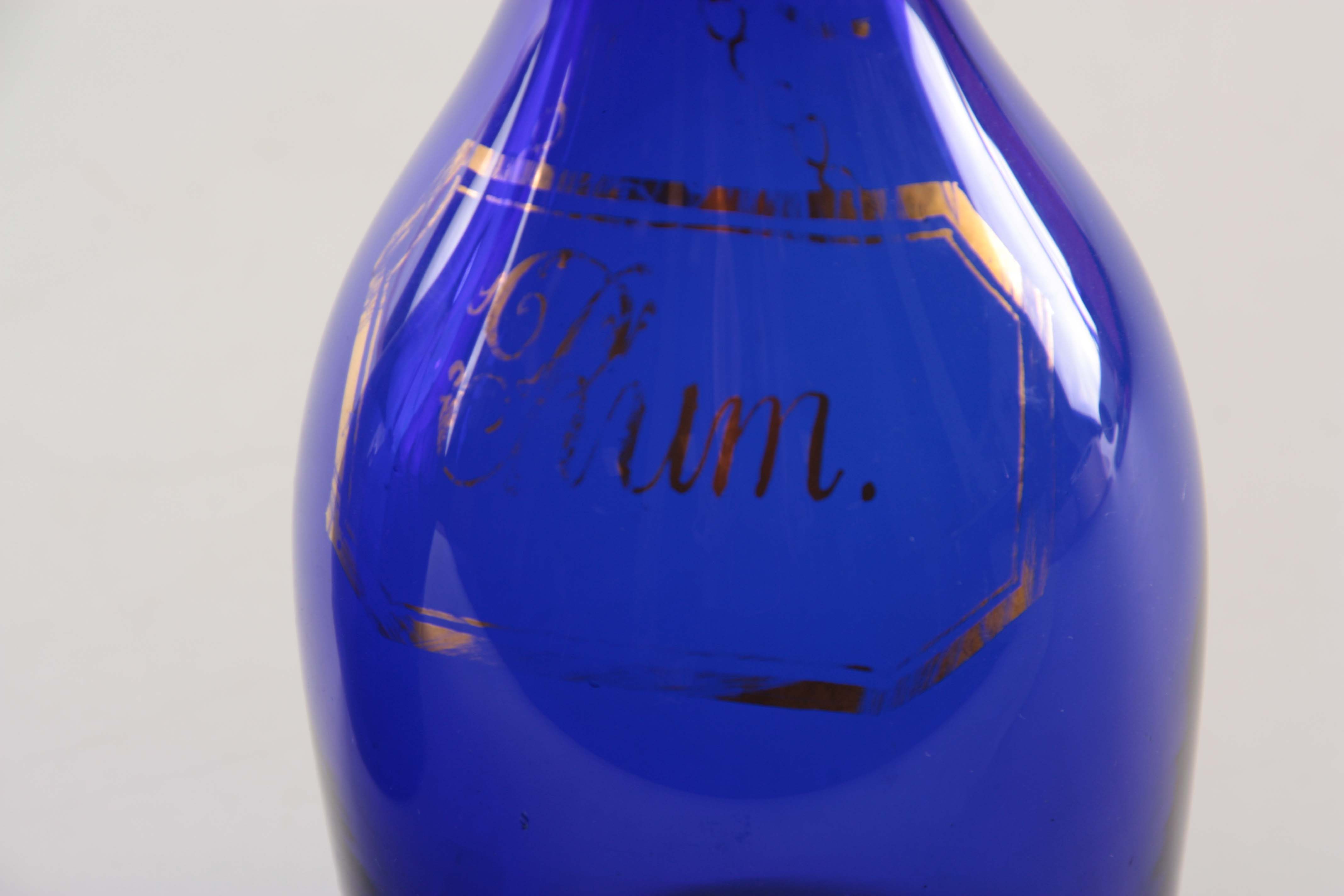 A SET OF THREE EARLY 19TH CENTURY BRISTOL BLUE GLASS DECANTERS for Rum, Brandy and Hollands with - Image 4 of 7