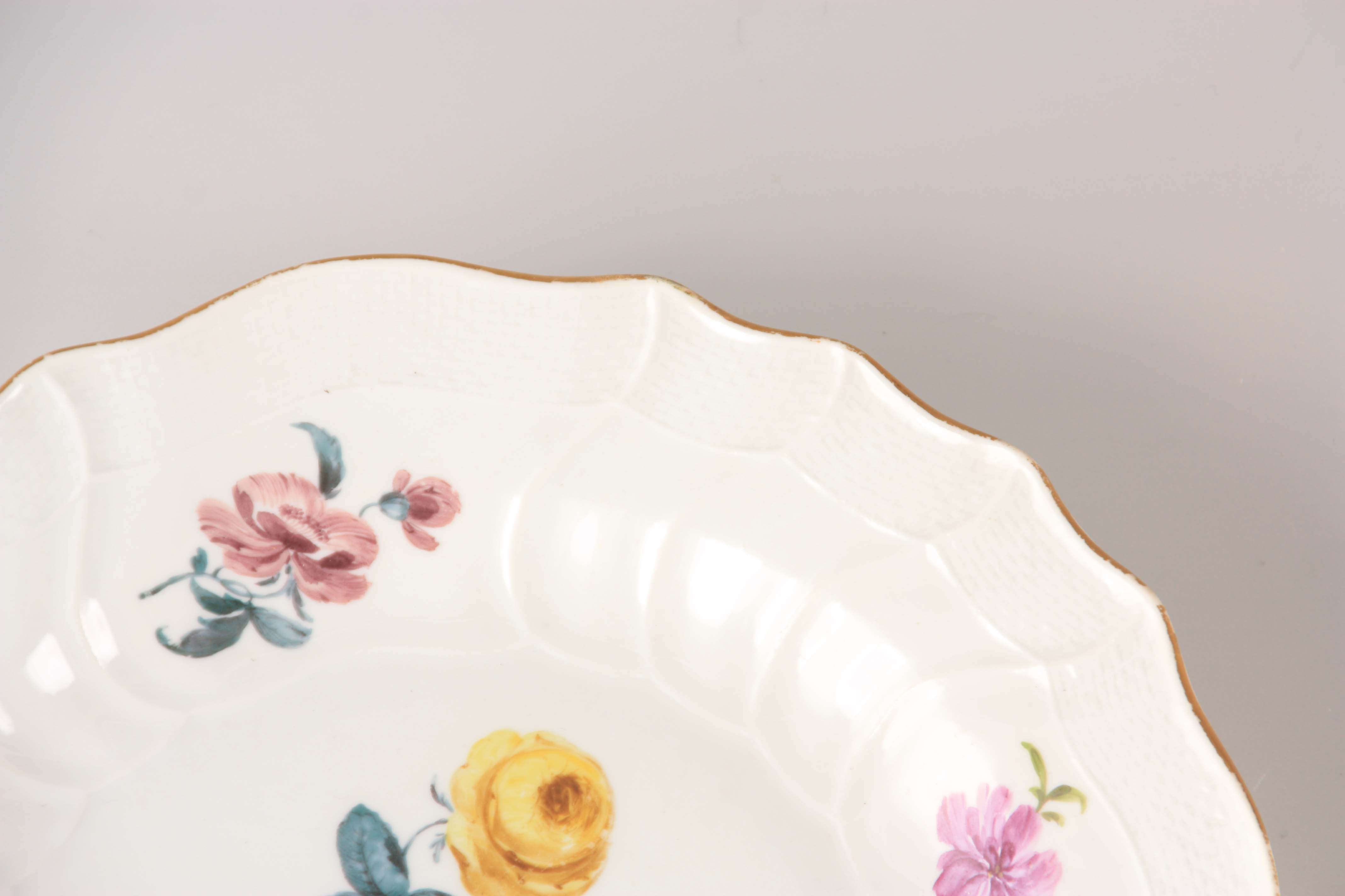 AN 18TH CENTURY SCALLOP EDGE MEISSEN SHALLOW DISH with moulded basketweave border painted - Image 5 of 8