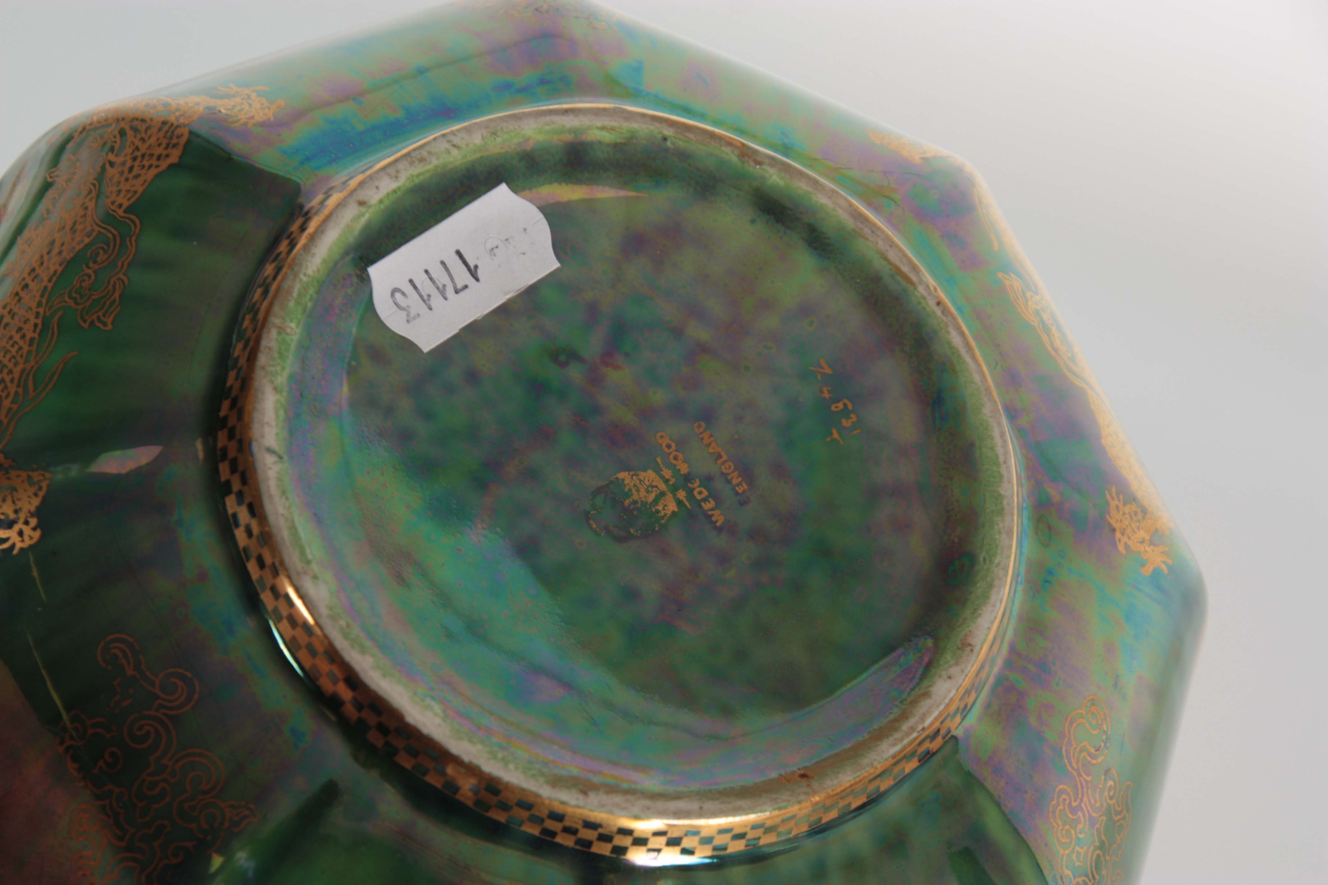 AN EARLY 20TH CENTURY WEDGWOOD FAIRYLAND GREEN LUSTRE BOWL of octagonal form decorated with oriental - Image 11 of 12