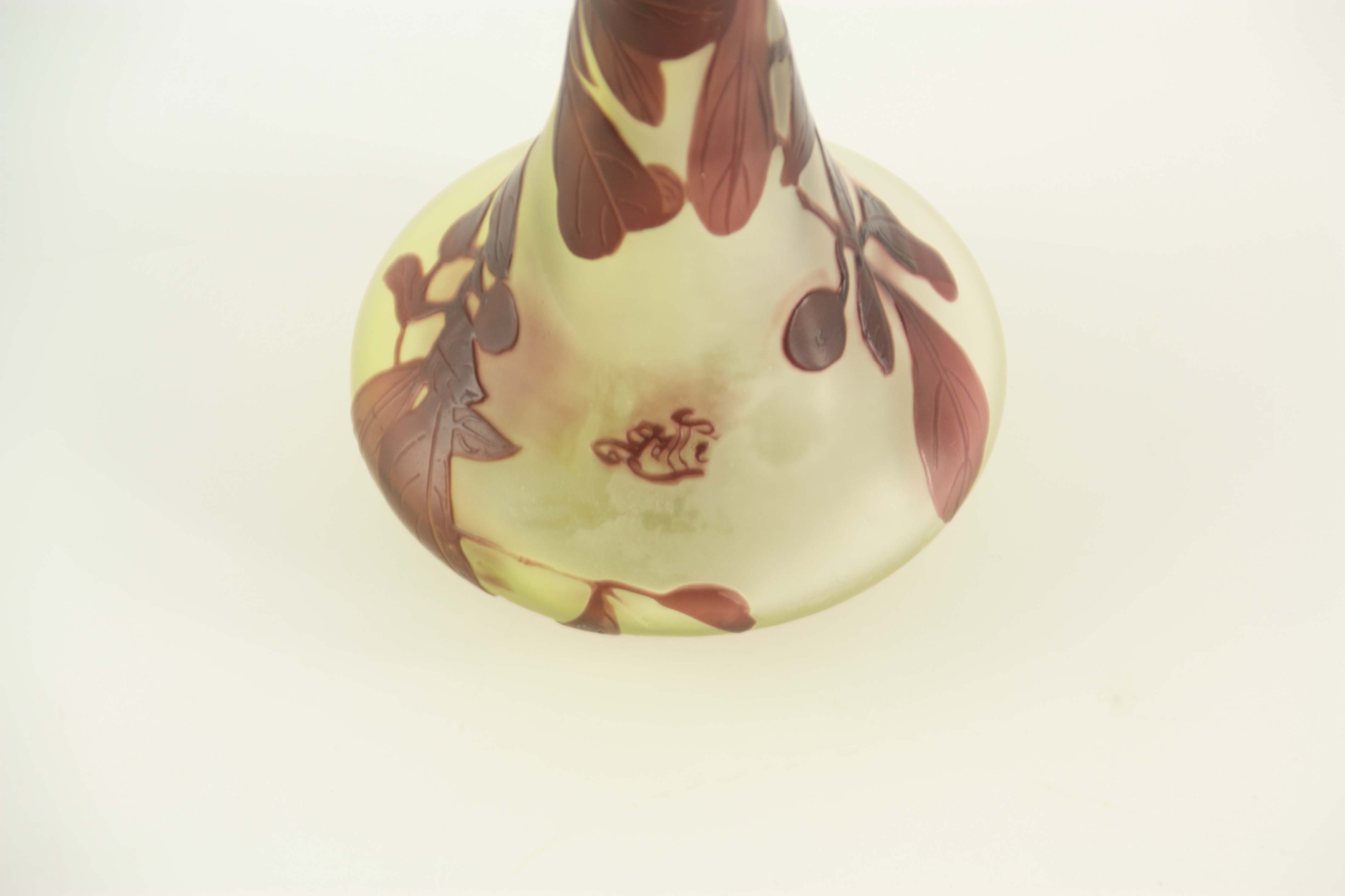 EMILE GALLE. A SMALL THREE COLOUR CAMEO GLASS VASE CIRCA 1900 of tapered form decorated with leaf - Image 3 of 3