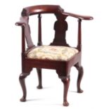 A GOOD 18TH CENTURY MAHOGANY CORNER CHAIR having shaped armrests and raised back supported by turned