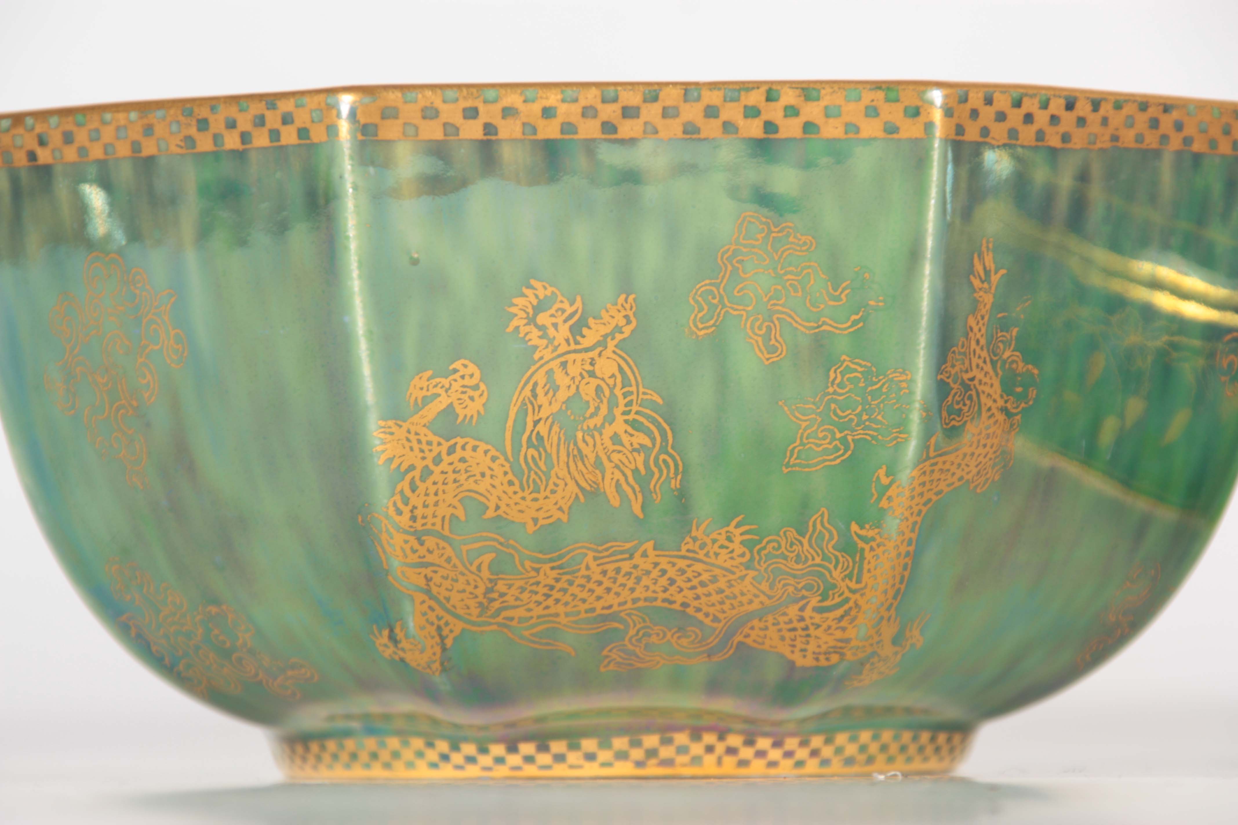 AN EARLY 20TH CENTURY WEDGWOOD FAIRYLAND GREEN LUSTRE BOWL of octagonal form decorated with oriental - Image 5 of 12