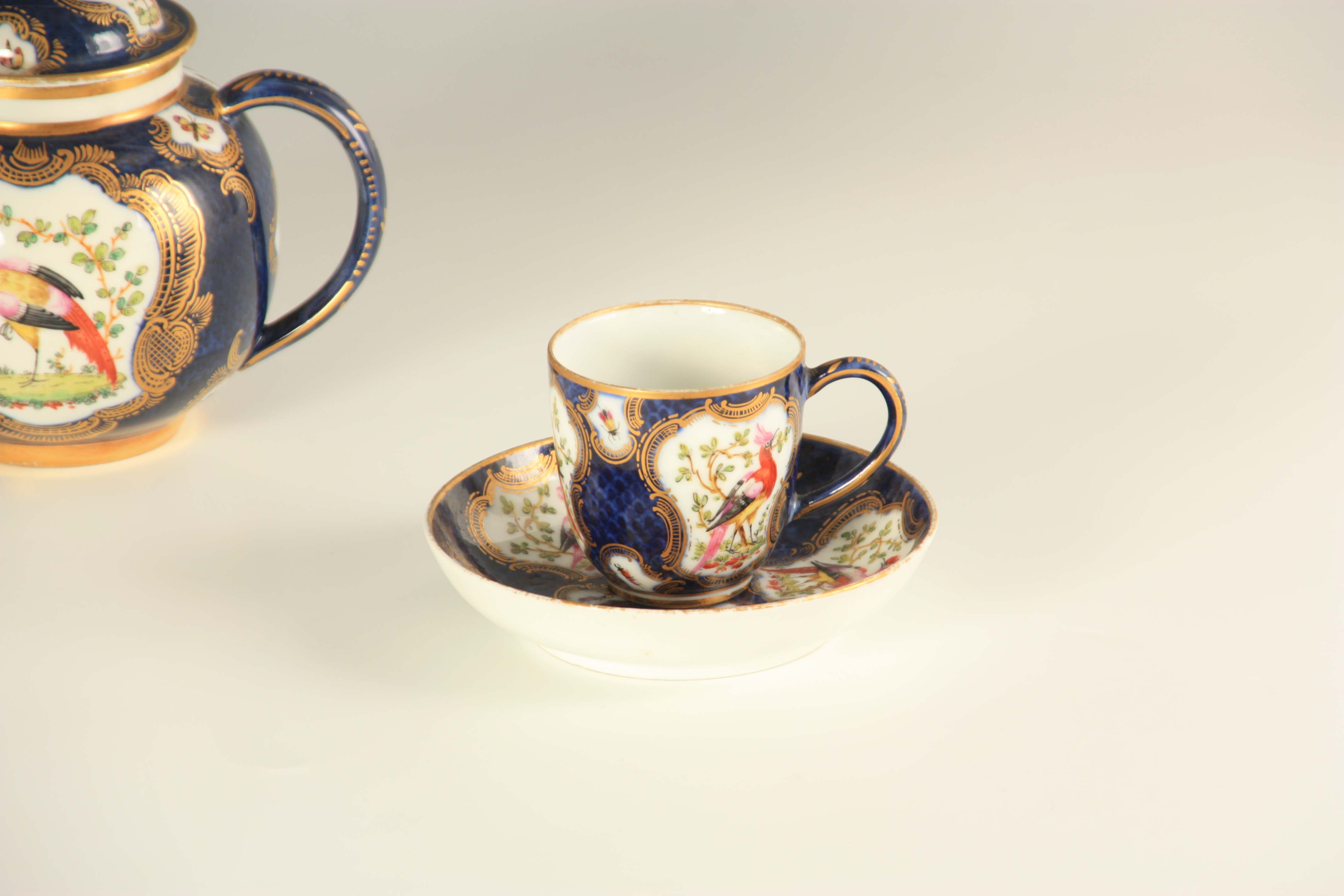 A FIRST PERIOD WORCESTER TYPE THREE PIECE SOLITAIRE SERVICE comprising a bulbous teapot with fruit - Image 9 of 11
