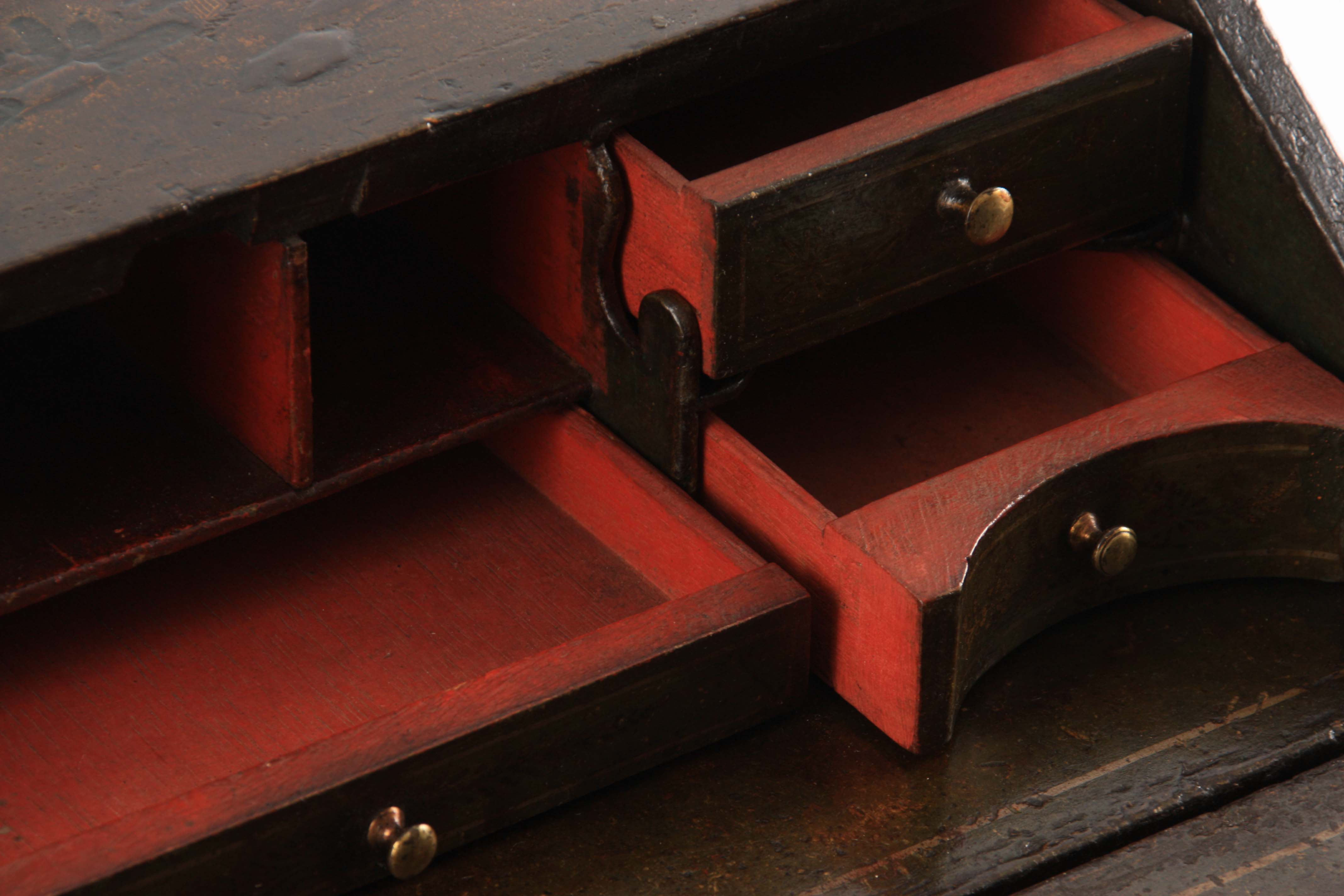 A WILLIAM AND MARY CHINOISERIE LACQUERED TABLE BUREAU with angled fall revealing a fitted stepped - Image 5 of 5