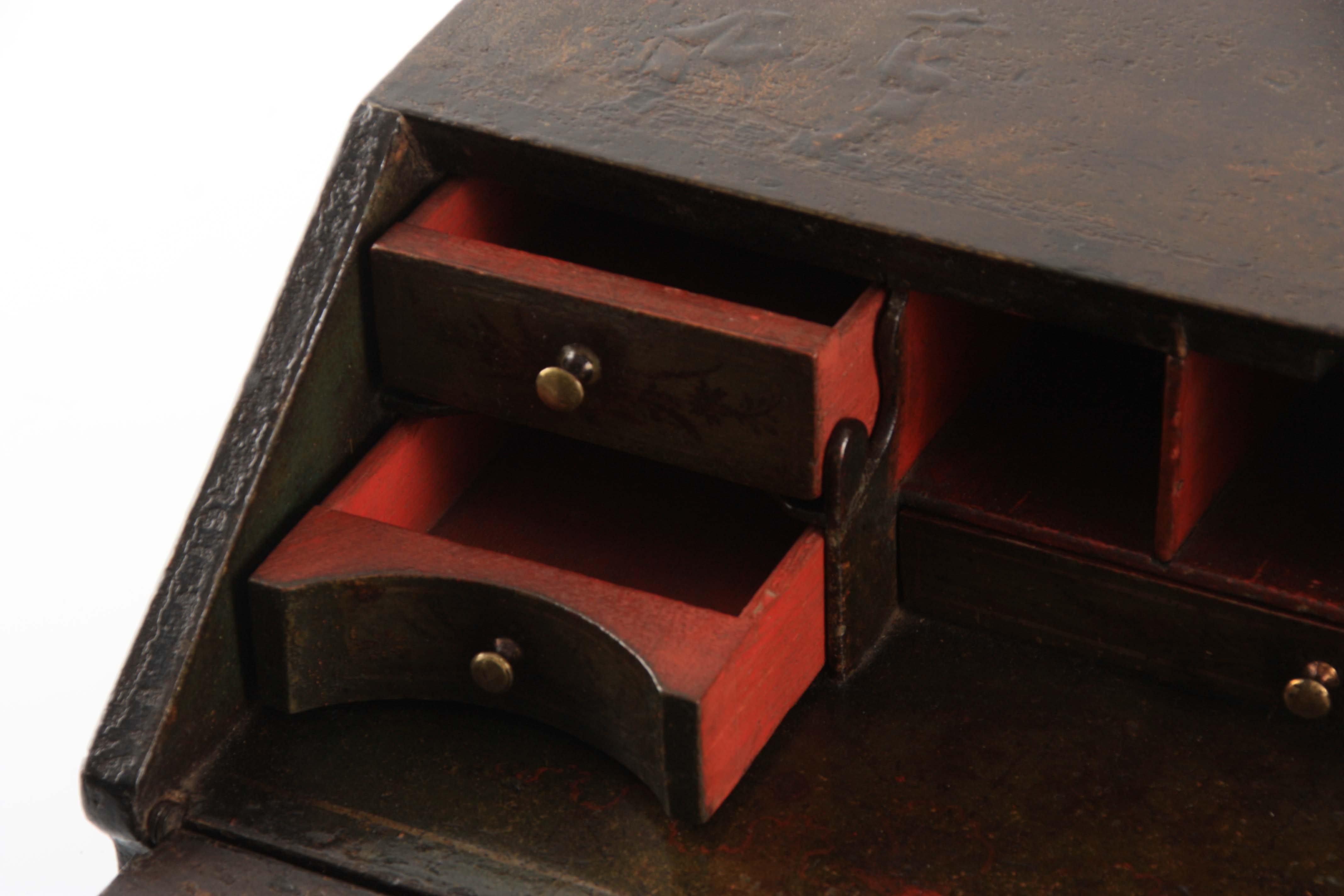 A WILLIAM AND MARY CHINOISERIE LACQUERED TABLE BUREAU with angled fall revealing a fitted stepped - Image 4 of 5