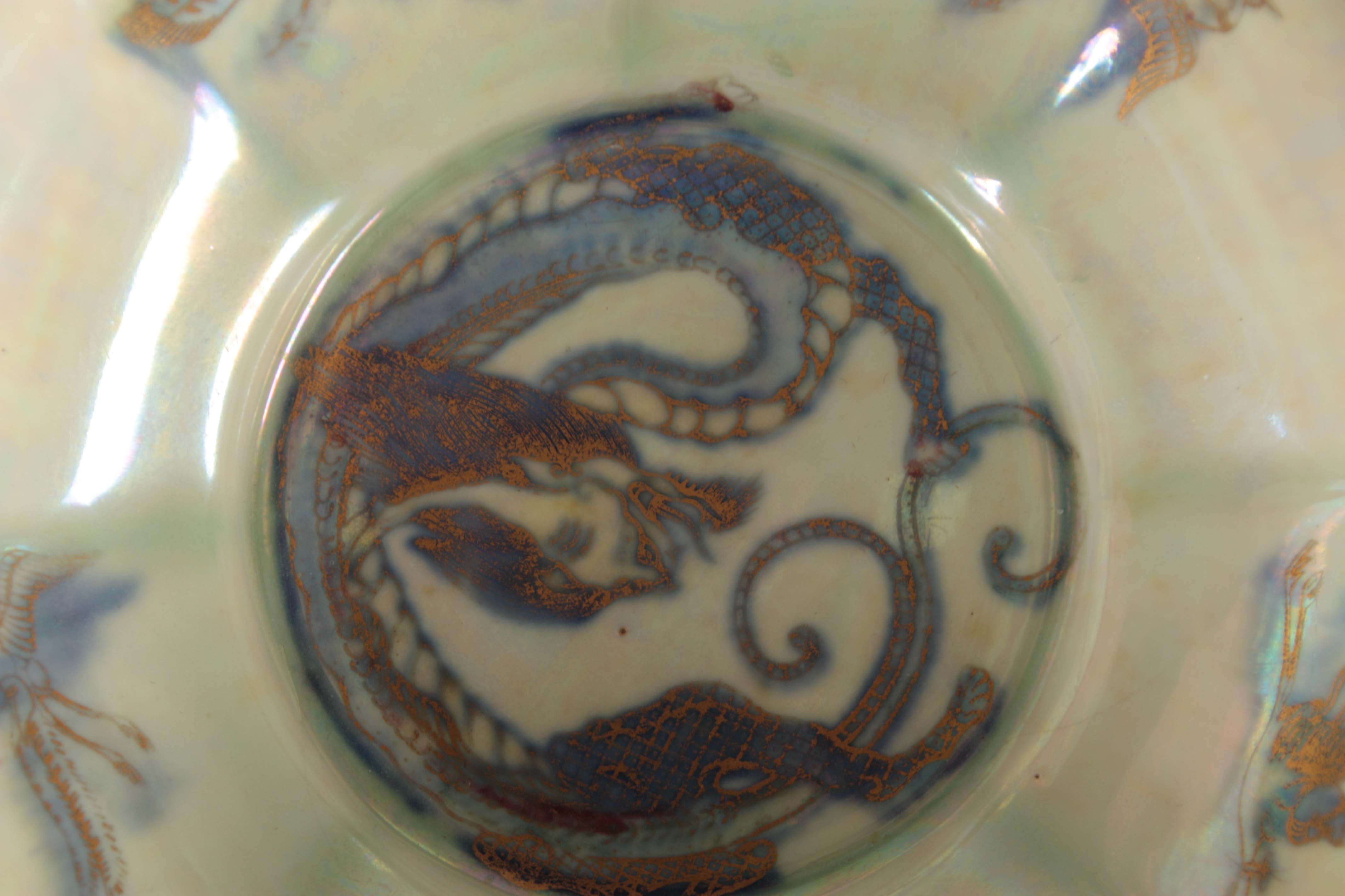 AN EARLY 20TH CENTURY WEDGWOOD FAIRYLAND GREEN LUSTRE BOWL of octagonal form decorated with oriental - Image 8 of 12