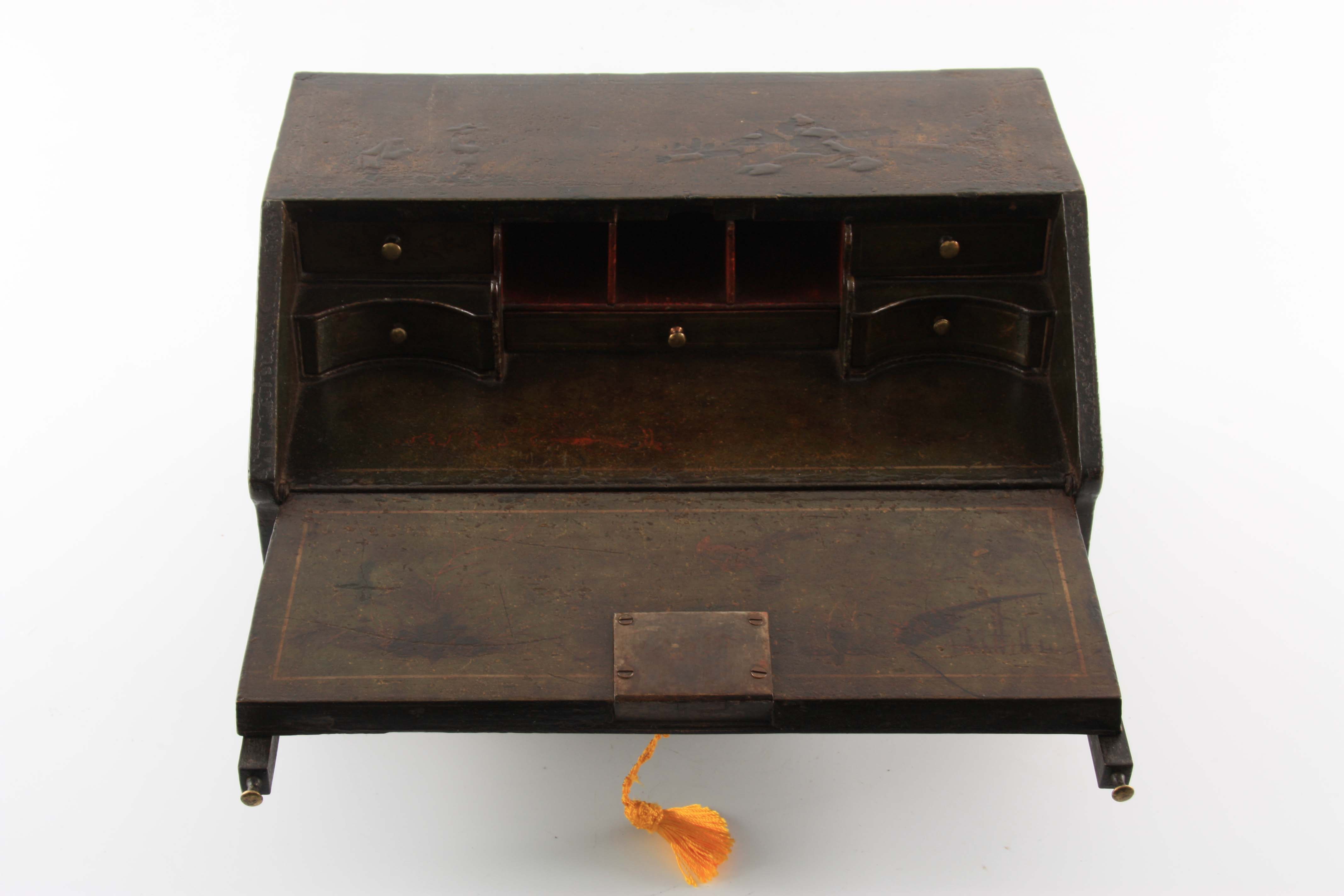 A WILLIAM AND MARY CHINOISERIE LACQUERED TABLE BUREAU with angled fall revealing a fitted stepped - Image 3 of 5