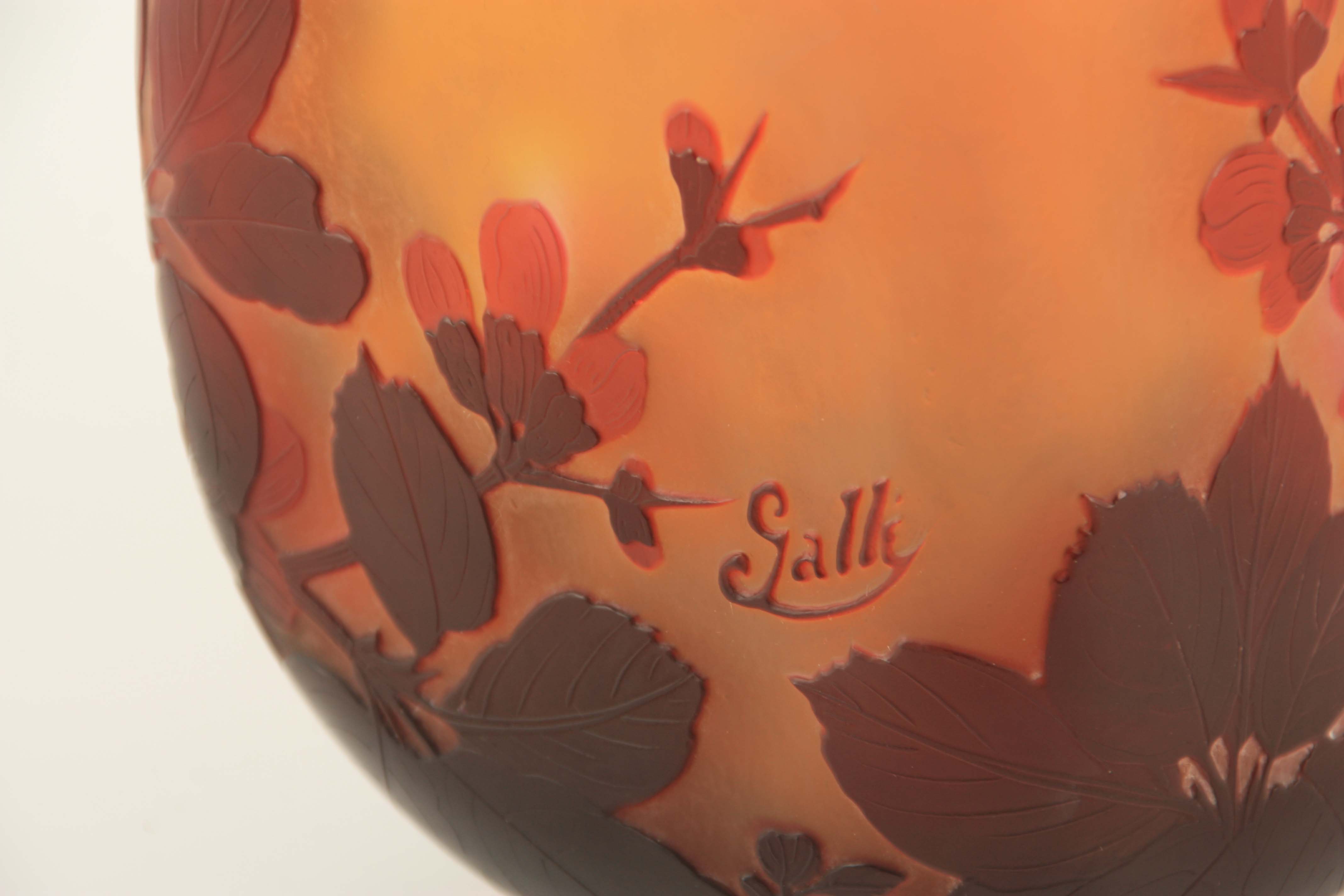 GALLE. AN EARLY 20TH CENTURY GLASS CAMEO VASE of square shape with floral overlay and raised - Image 4 of 5