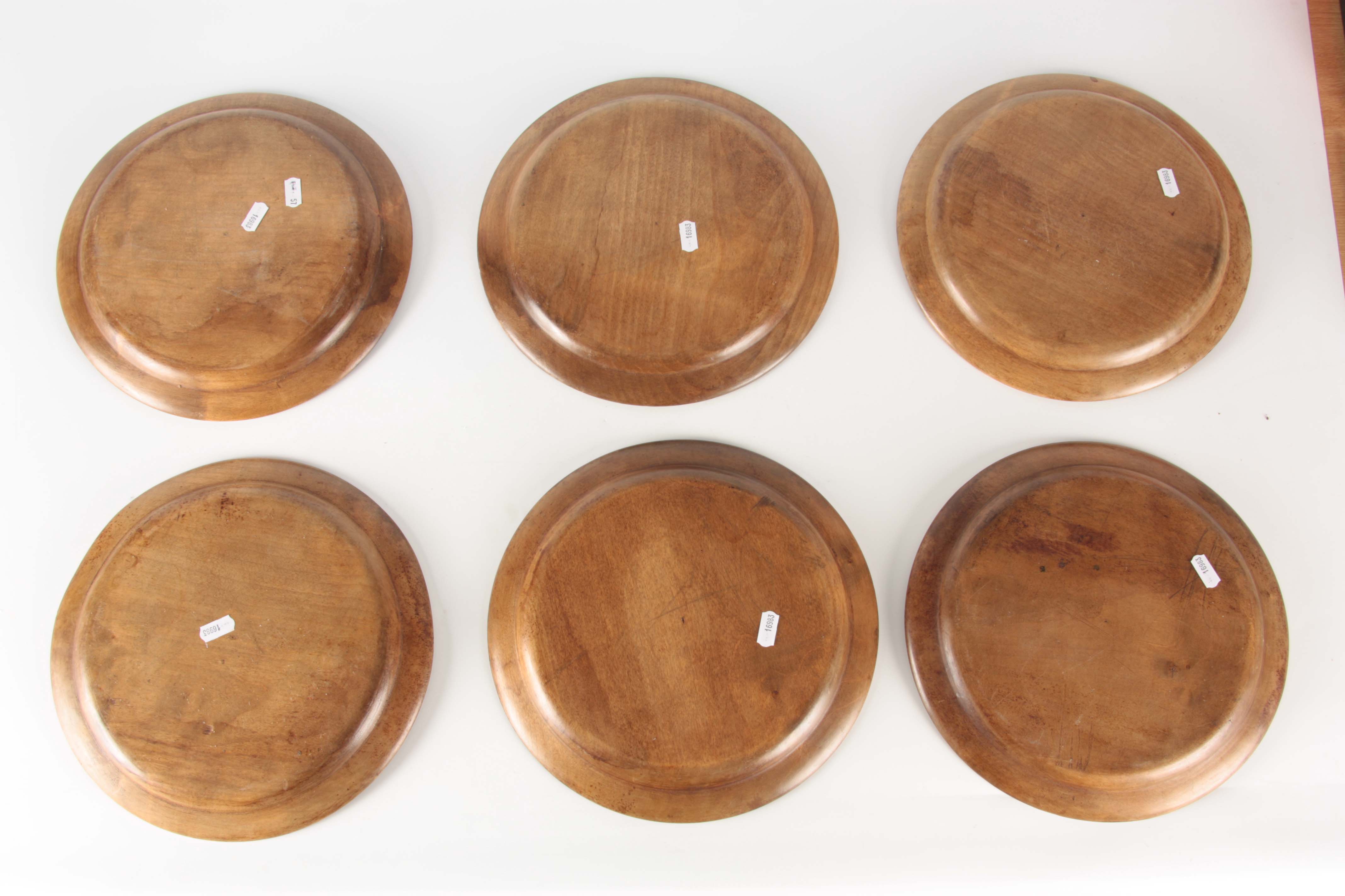 A SET OF SIX 19TH CENTURY TREEN WARE FRUITWOOD PLATES with raised borders 28cm diameter. - Image 4 of 4