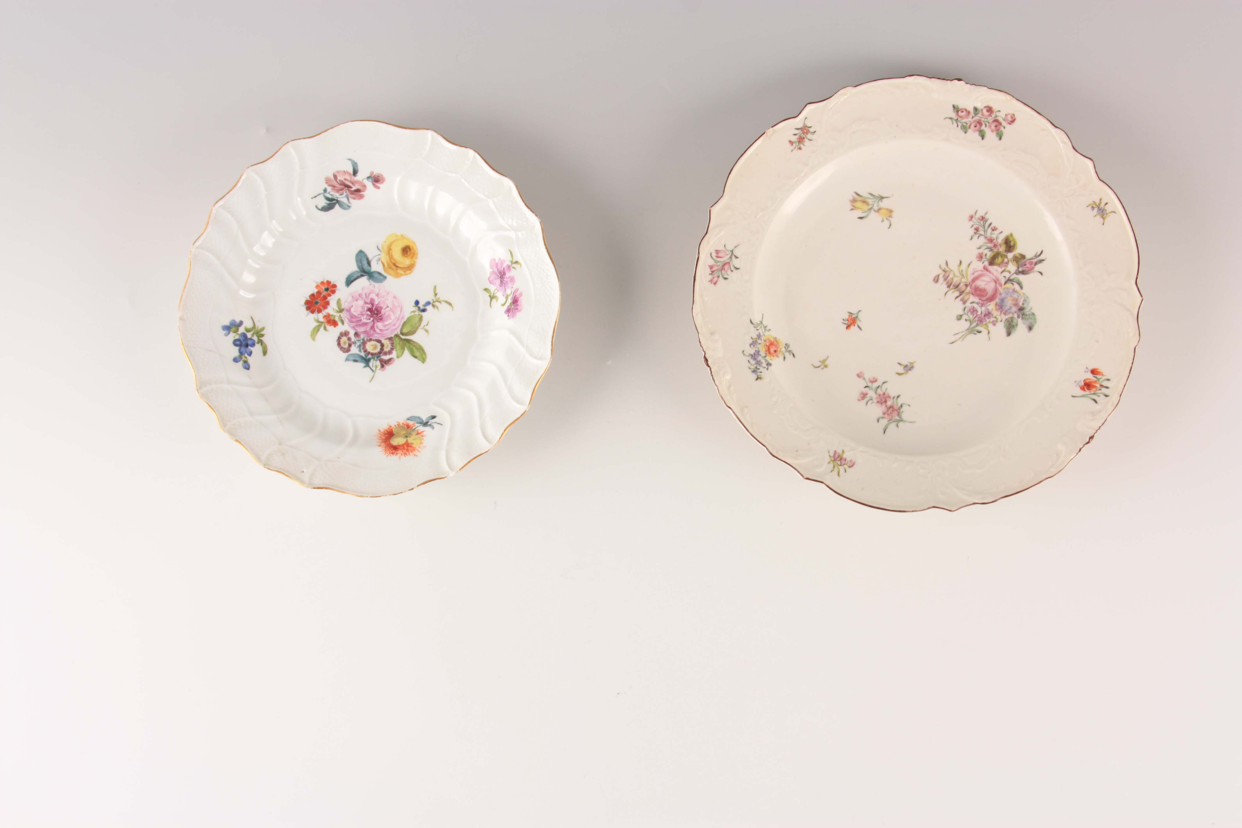 AN 18TH CENTURY SCALLOP EDGE MEISSEN SHALLOW DISH with moulded basketweave border painted - Image 2 of 8