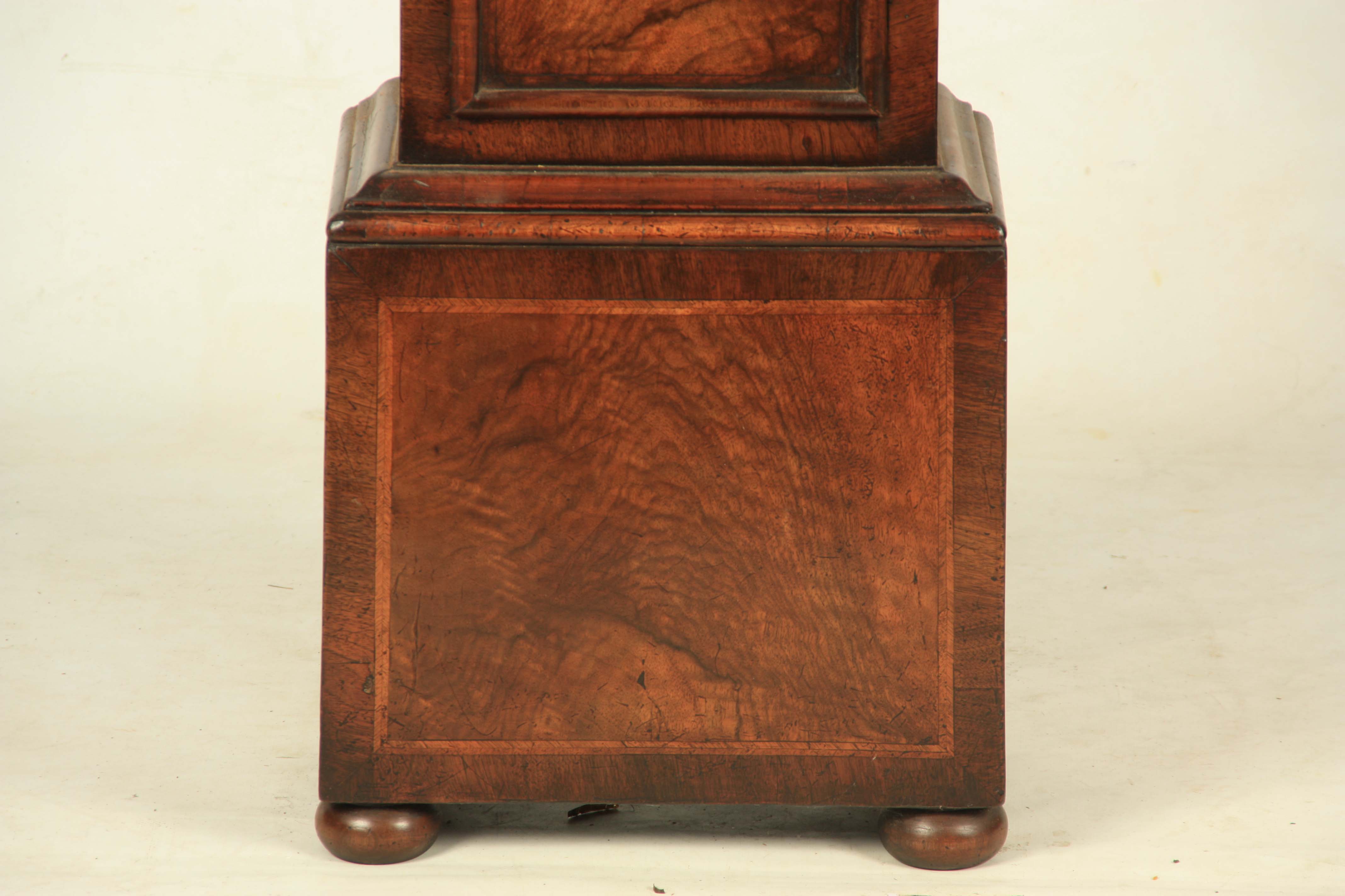SAMUEL GASCOINE LONDON. AN EALRY 18TH CENTURY AND LATER 10” HERRING-BANDED FIGURED WALNUT EIGHT- - Image 3 of 9