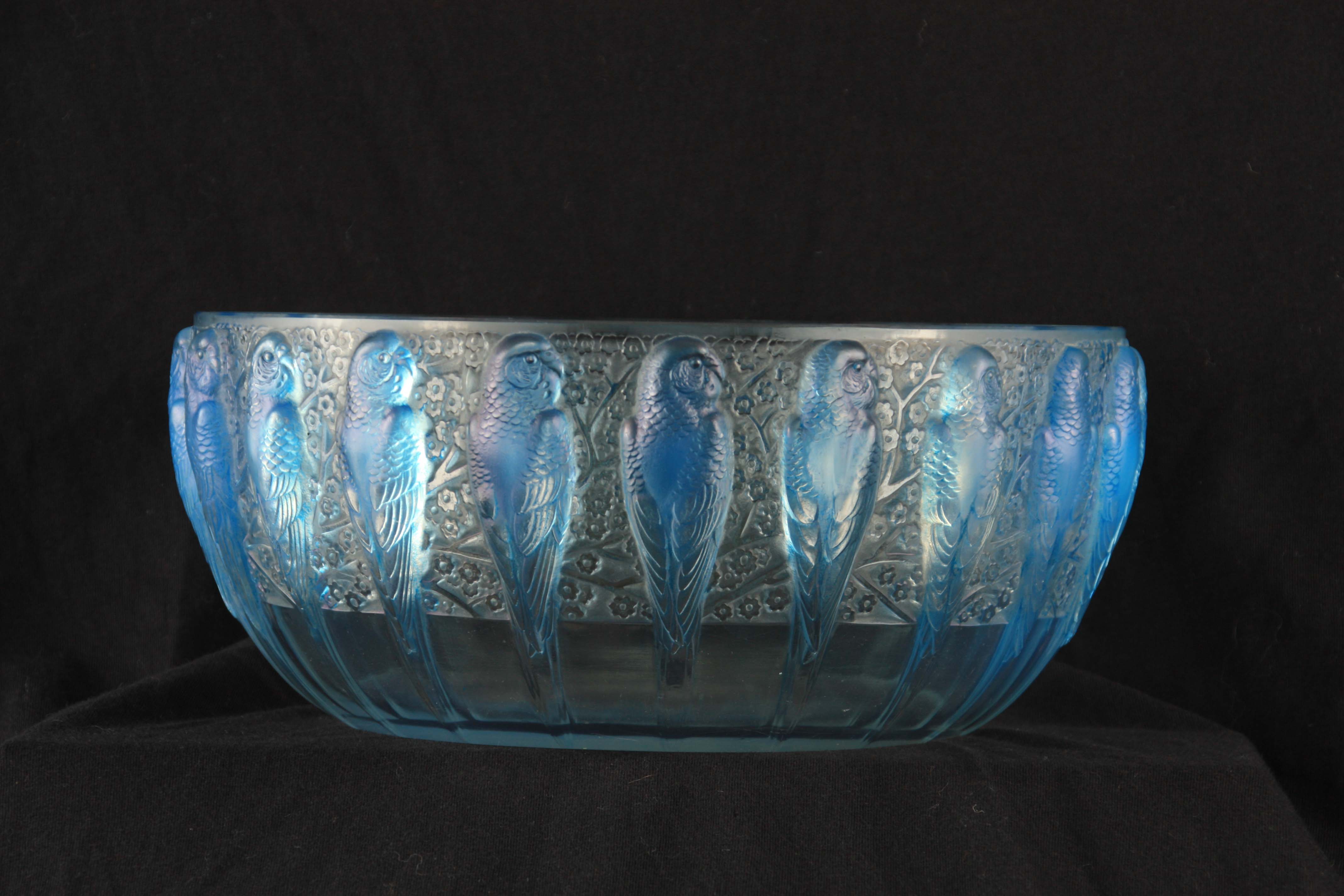 R. LALIQUE, FRANCE A 20TH CENTURY OPALESCENT PERRUCHE BOWL HIGHLIGHTED WITH BLUE STAINING - Image 2 of 5