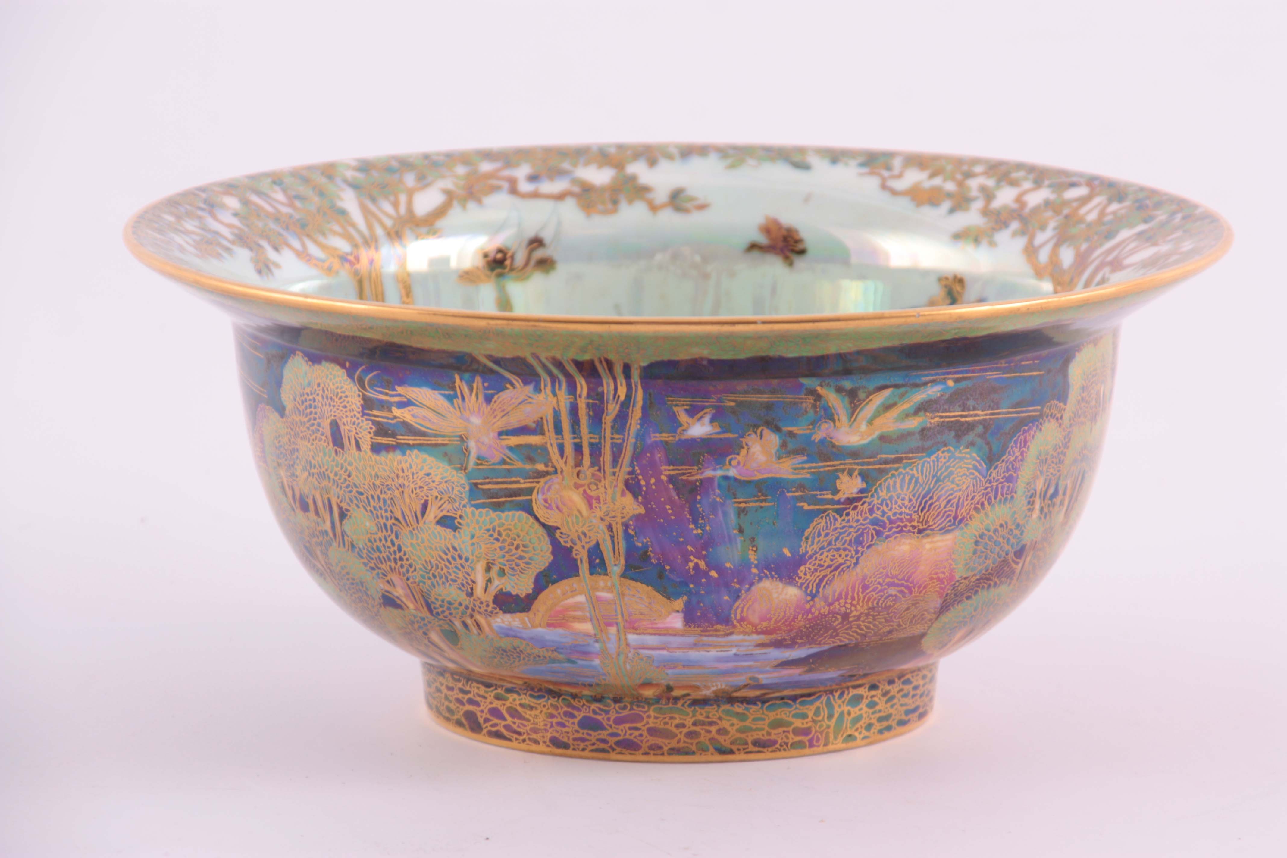 A FINE WEDGWOOD FAIRYLAND LUSTRE FOOTED BOWL WITH EVERTED RIM AFTER DESIGNS BY DAISY MAKEIG JONES - Image 3 of 7