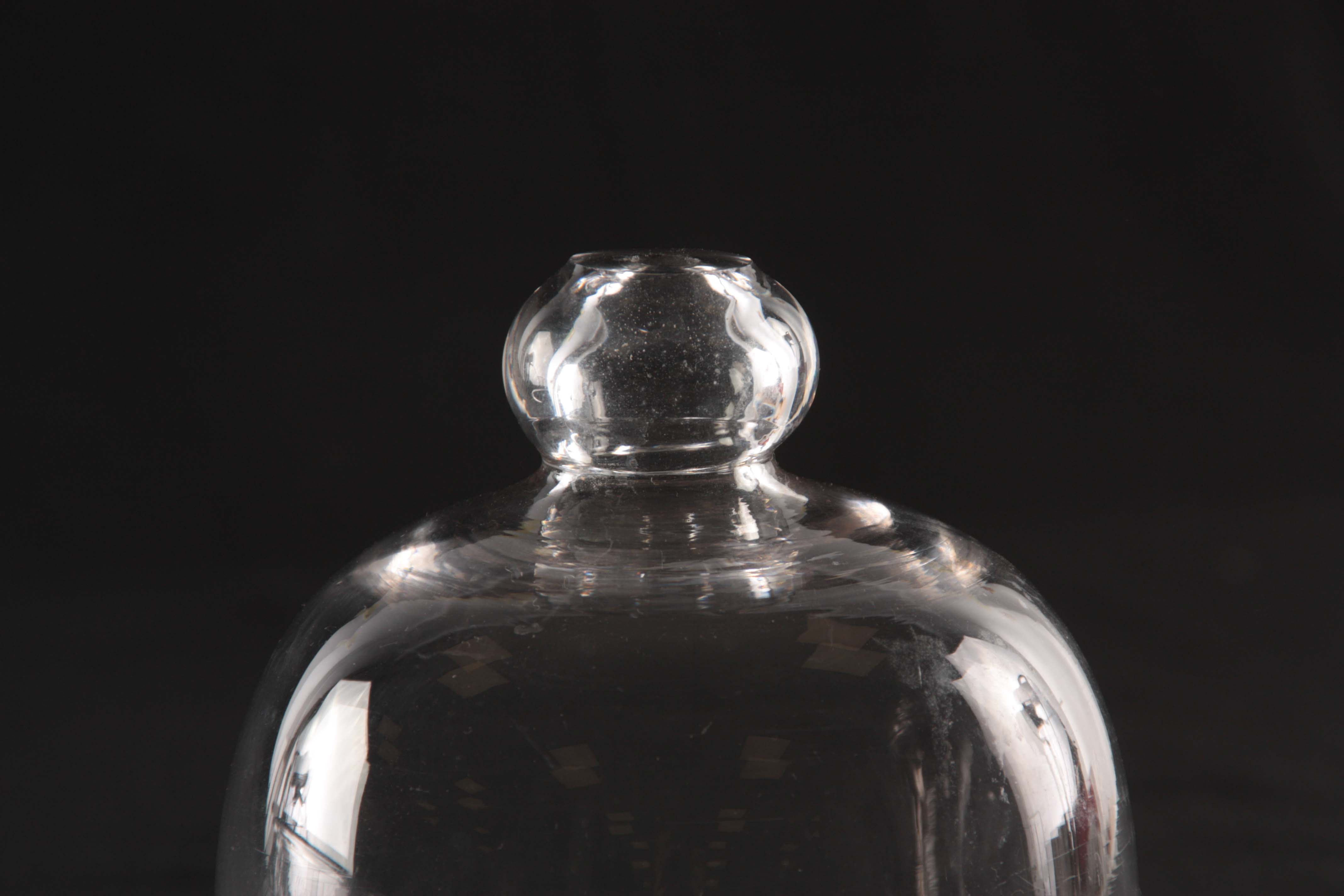 A GEORGIAN ETCHED GLASS BOWL ON STAND 10cm high, 13cm diameter, TOGETHER WITH AN ASSOCIATED GLASS - Image 4 of 5