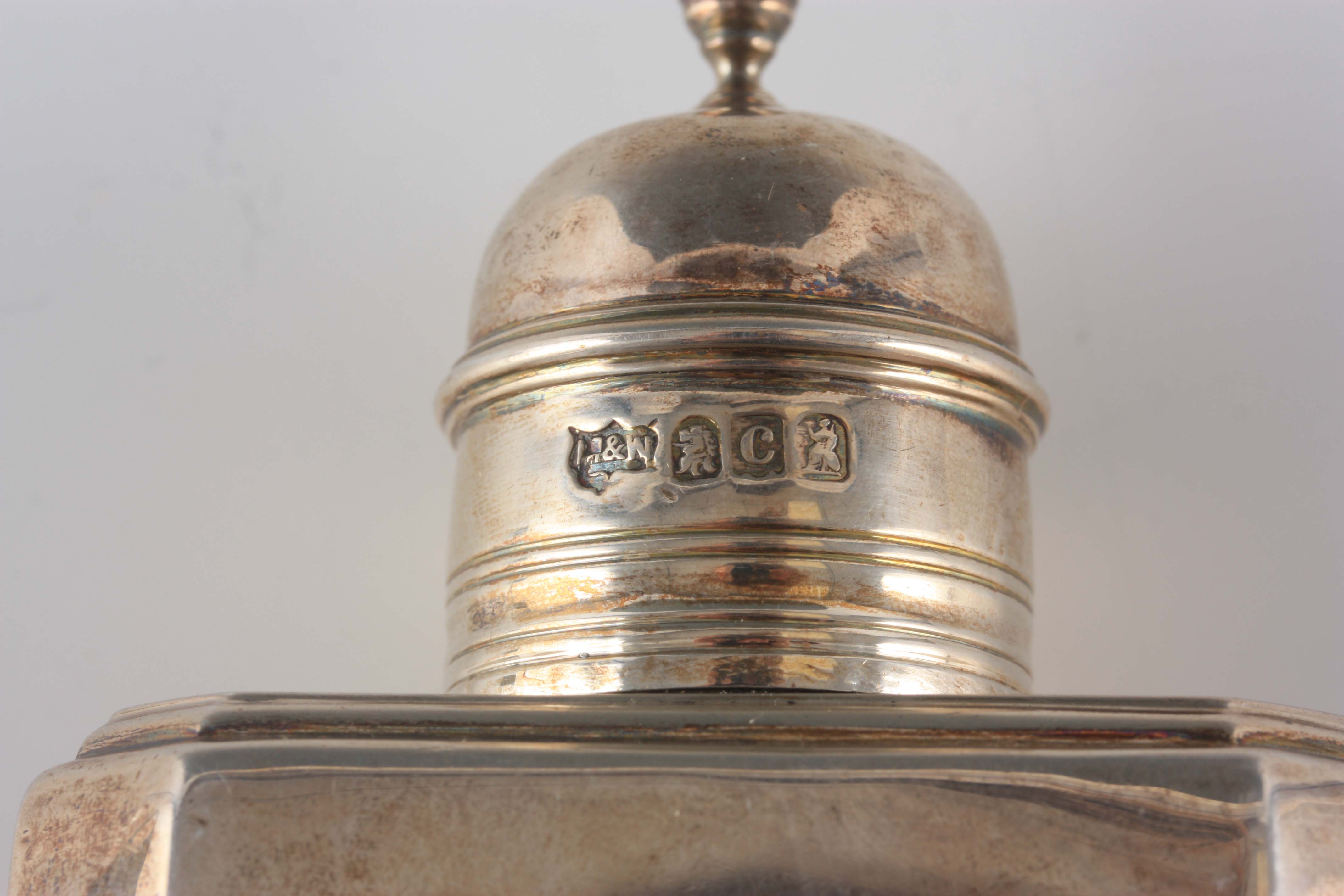 A LATE 19TH CENTURY SILVER TEA CADDY BY MAPPIN AND WEBB with domed finial and clipped corners by - Image 5 of 7