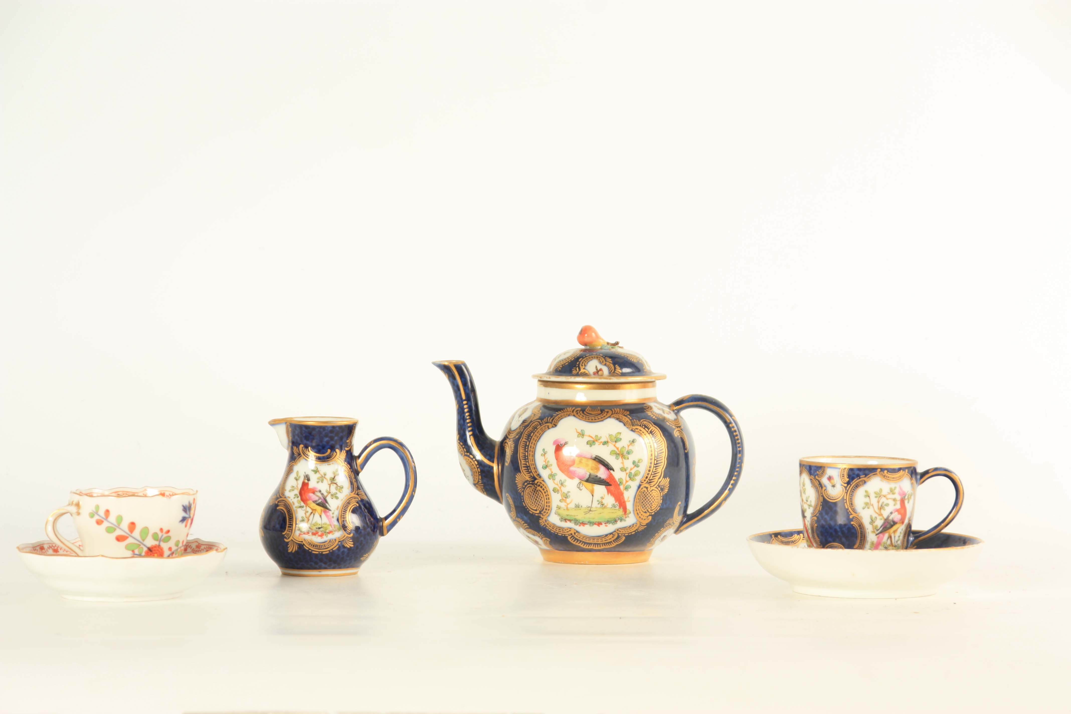 A FIRST PERIOD WORCESTER TYPE THREE PIECE SOLITAIRE SERVICE comprising a bulbous teapot with fruit - Image 7 of 11