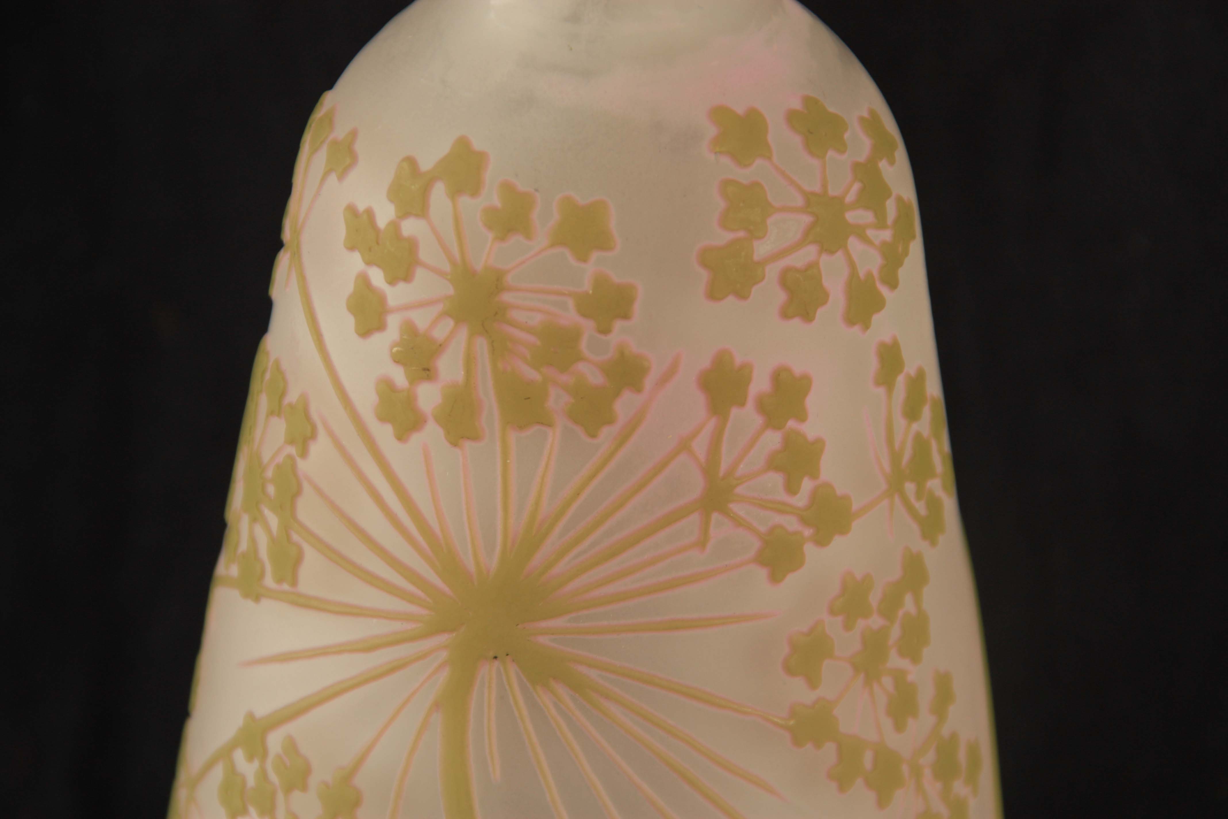 GALLE. AN EARLY 20TH CENTURY GLASS CAMEO VASE of tapering form with floral overlays and raised - Image 2 of 4