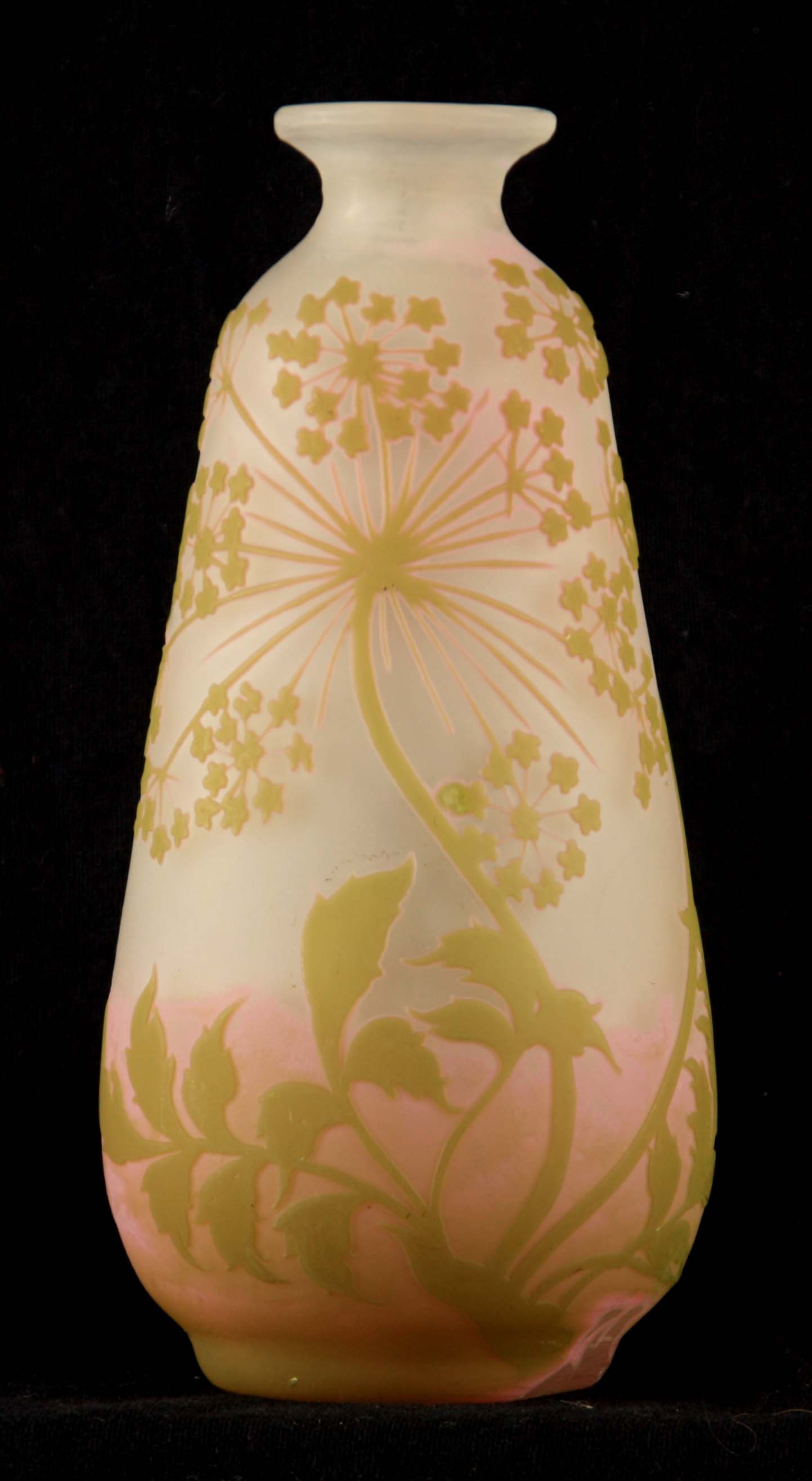 GALLE. AN EARLY 20TH CENTURY GLASS CAMEO VASE of tapering form with floral overlays and raised