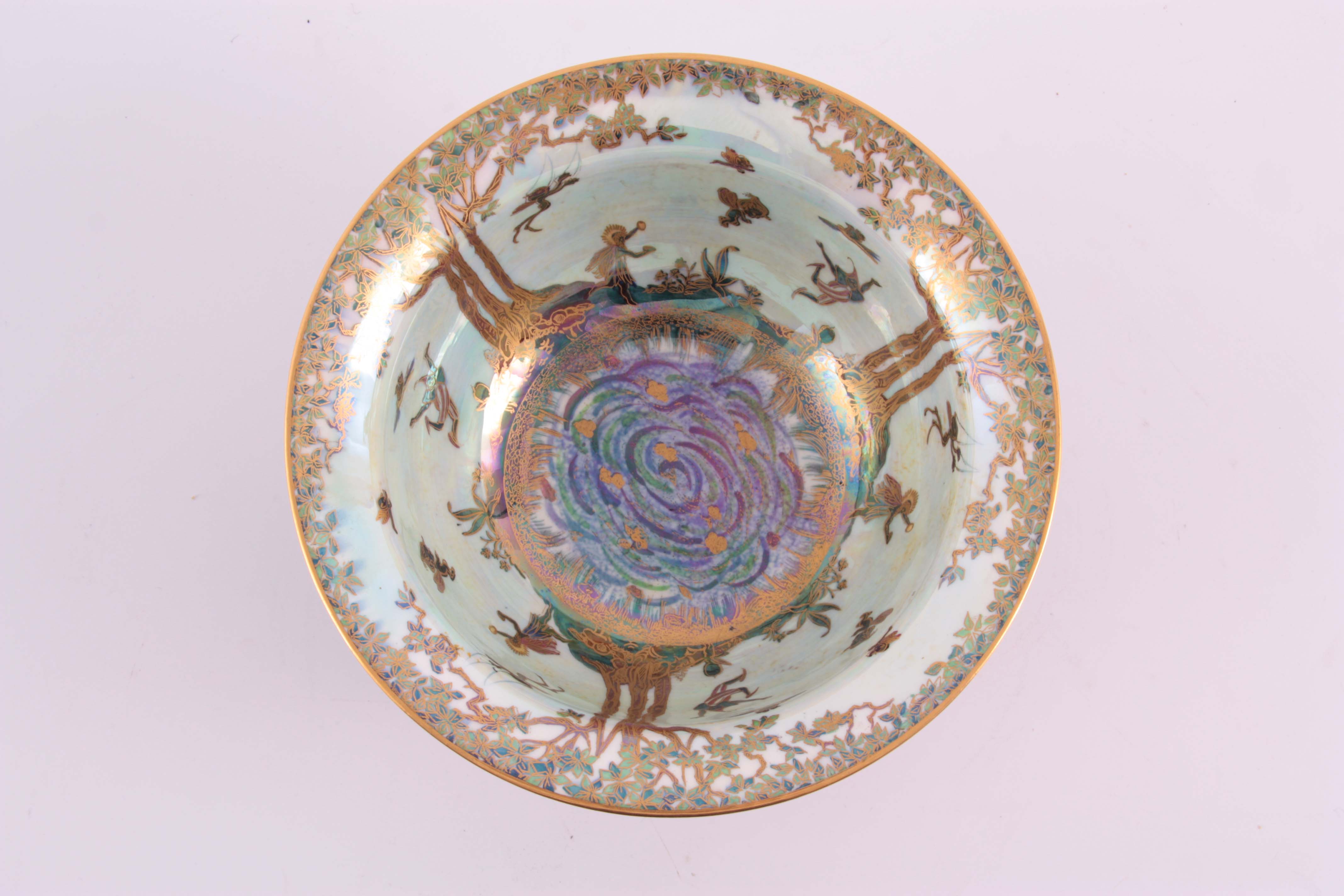 A FINE WEDGWOOD FAIRYLAND LUSTRE FOOTED BOWL WITH EVERTED RIM AFTER DESIGNS BY DAISY MAKEIG JONES - Image 4 of 7