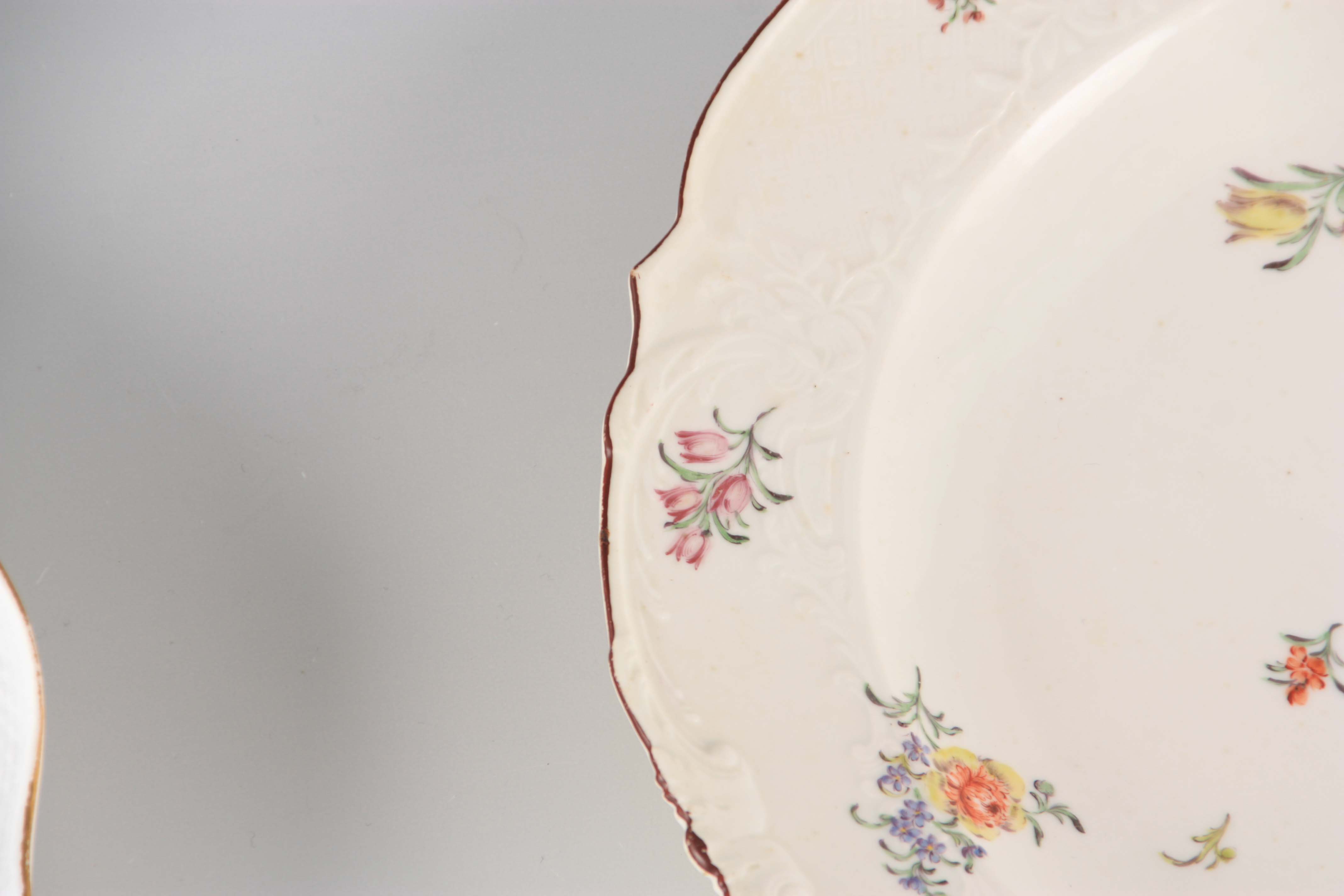 AN 18TH CENTURY SCALLOP EDGE MEISSEN SHALLOW DISH with moulded basketweave border painted - Image 6 of 8