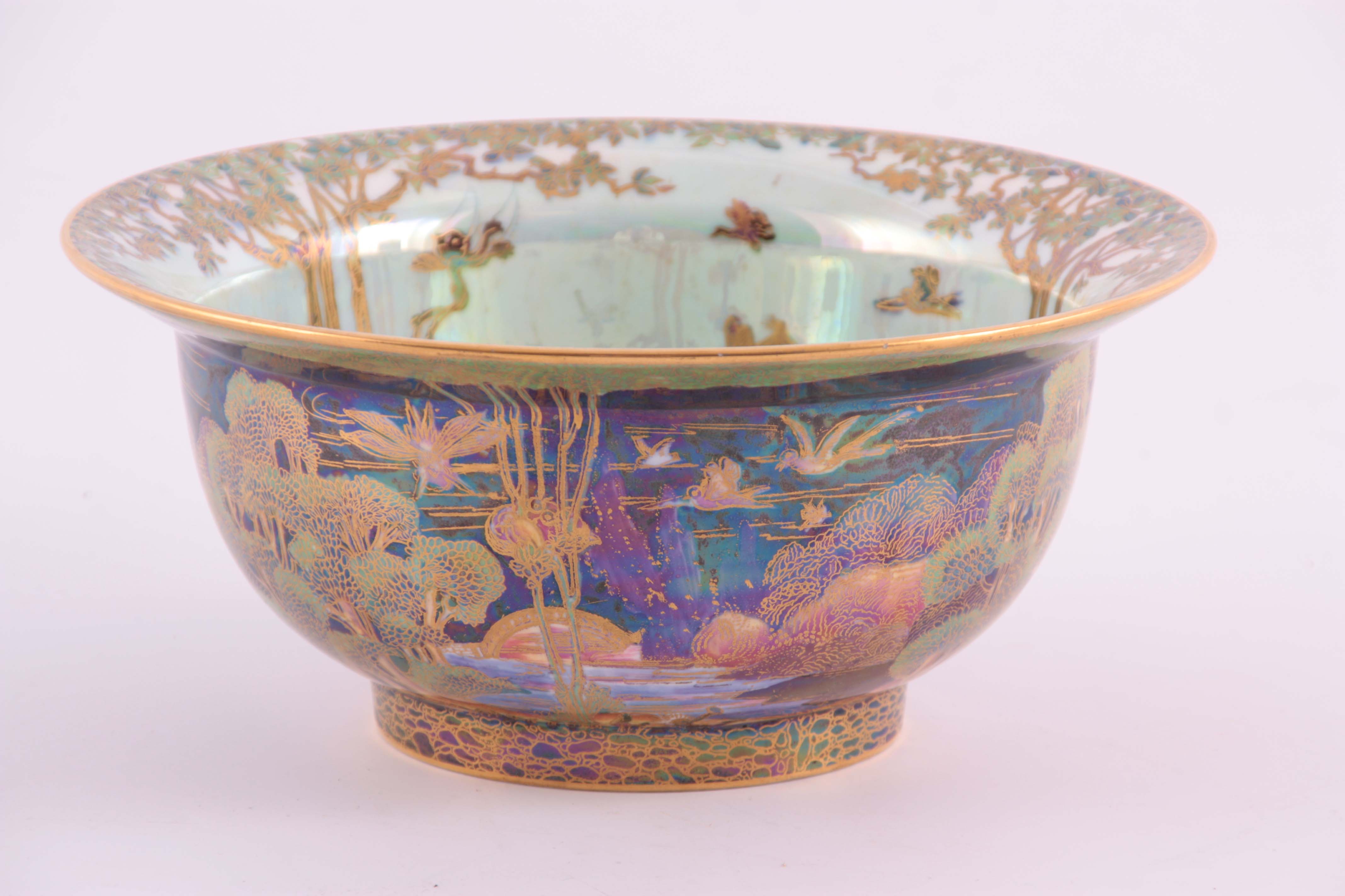A FINE WEDGWOOD FAIRYLAND LUSTRE FOOTED BOWL WITH EVERTED RIM AFTER DESIGNS BY DAISY MAKEIG JONES - Image 2 of 7