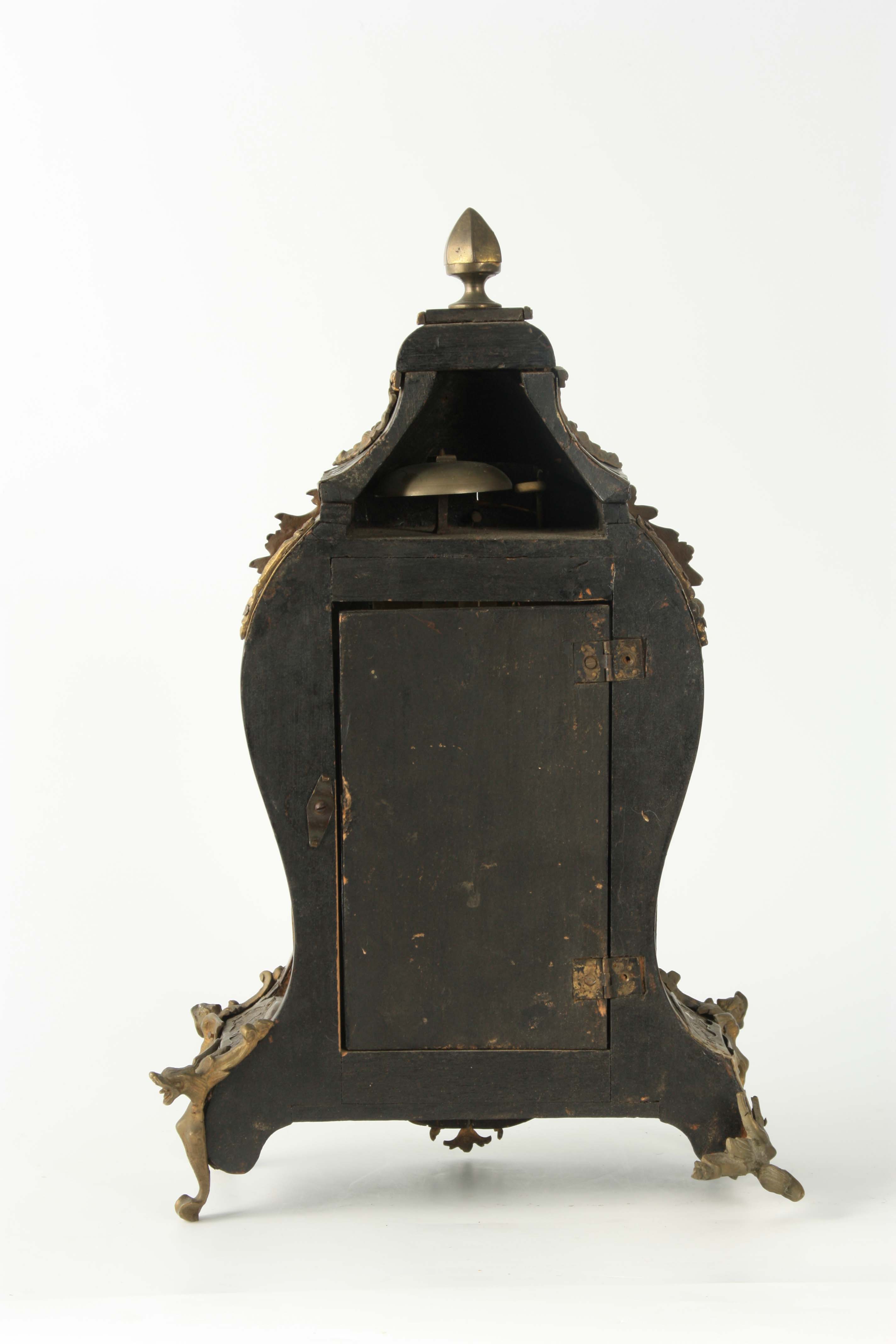 GROGNIE, A PARIS. AN EARLY 19TH CENTURY FRENCH CONTRA BOULLE MANTEL CLOCK the balloon-shaped case - Image 5 of 7