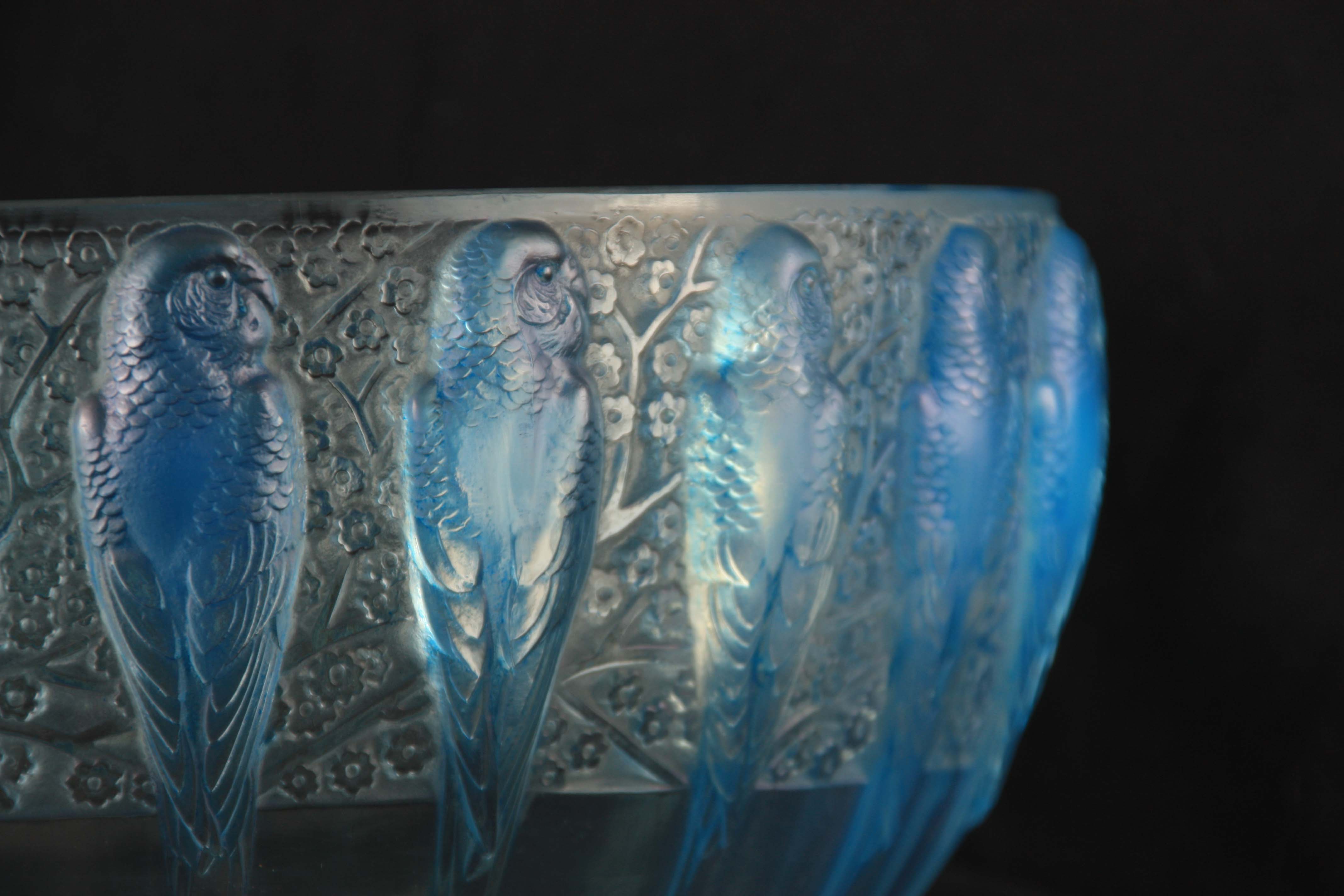R. LALIQUE, FRANCE A 20TH CENTURY OPALESCENT PERRUCHE BOWL HIGHLIGHTED WITH BLUE STAINING - Image 3 of 5