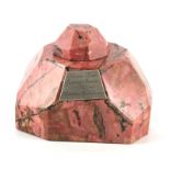 AN EARLY 20TH CENTURY RUSSIAN RHODONITE PRESENTATION INKWELL of faceted form with silver plaque