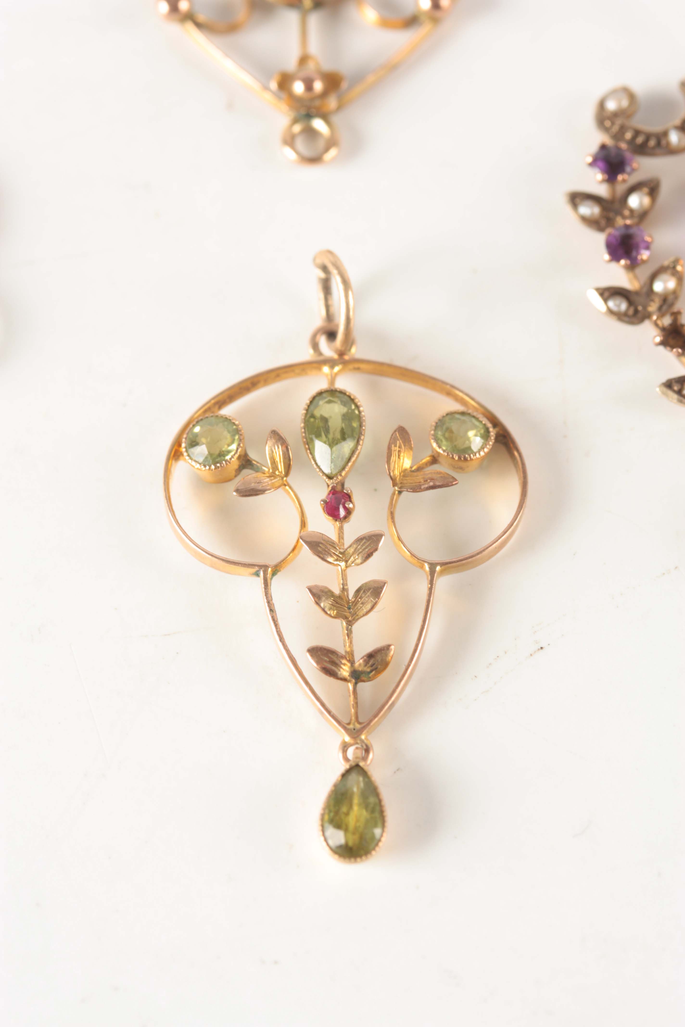 A COLLECTION OF FOUR ART NOUVEAU GOLD PENDANTS set with amethyst, ruby and pearls - total weight - Image 3 of 7