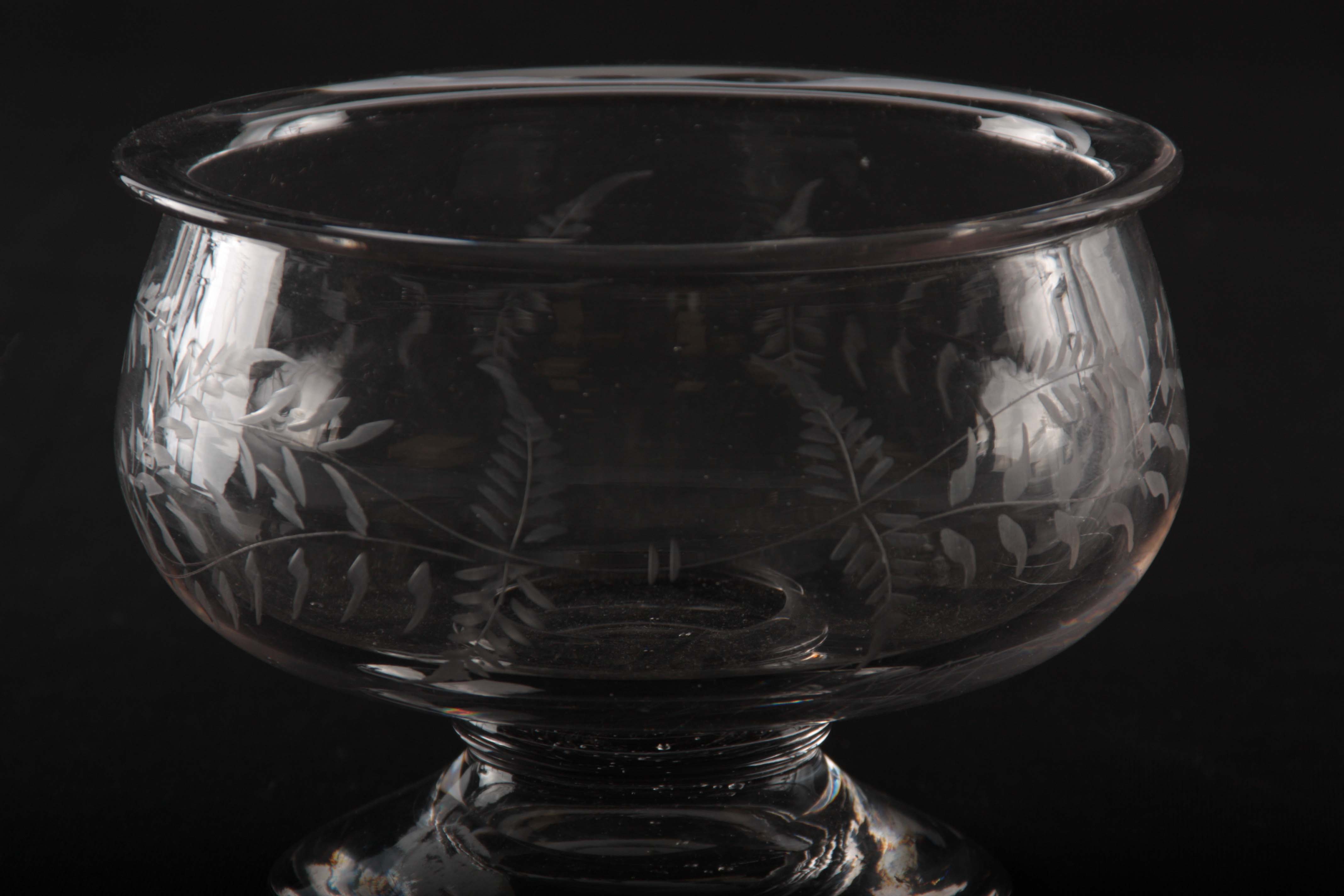 A GEORGIAN ETCHED GLASS BOWL ON STAND 10cm high, 13cm diameter, TOGETHER WITH AN ASSOCIATED GLASS - Image 3 of 5