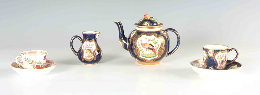A FIRST PERIOD WORCESTER TYPE THREE PIECE SOLITAIRE SERVICE comprising a bulbous teapot with fruit - Image 2 of 11