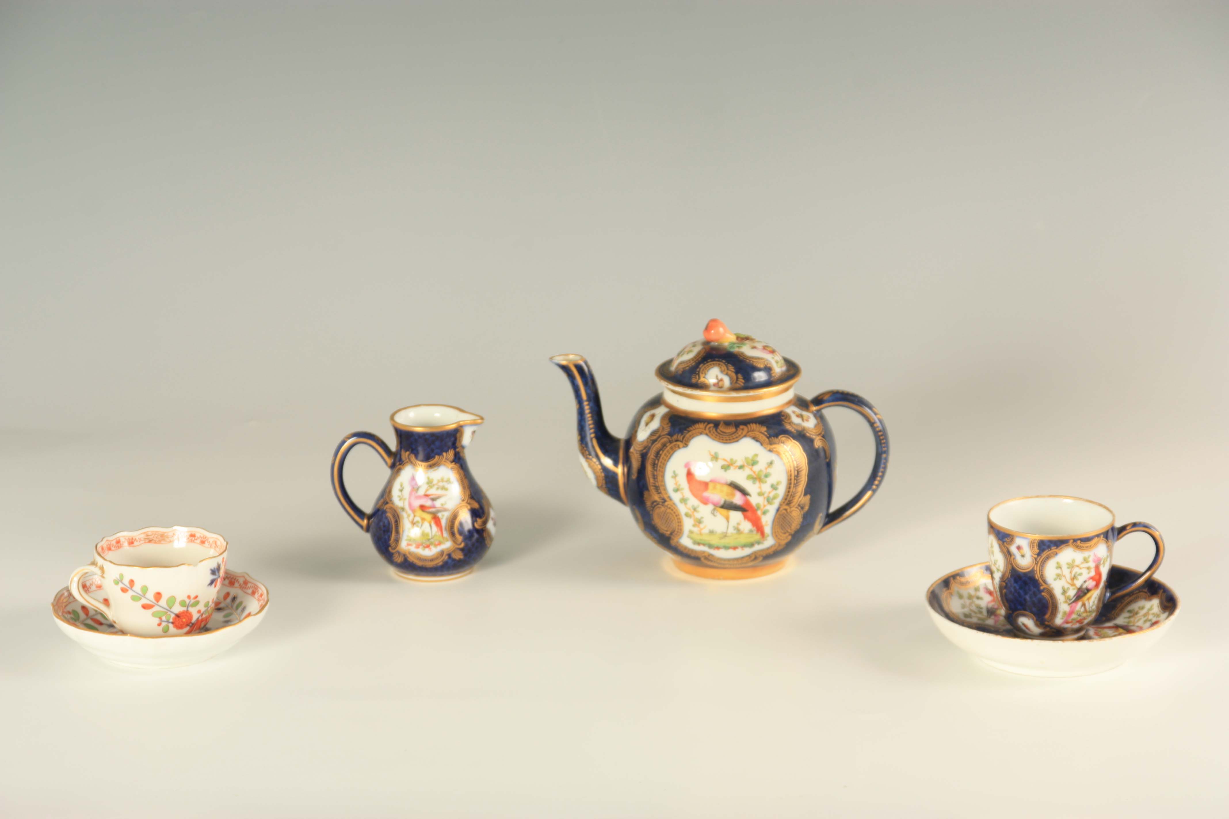 A FIRST PERIOD WORCESTER TYPE THREE PIECE SOLITAIRE SERVICE comprising a bulbous teapot with fruit - Image 8 of 11